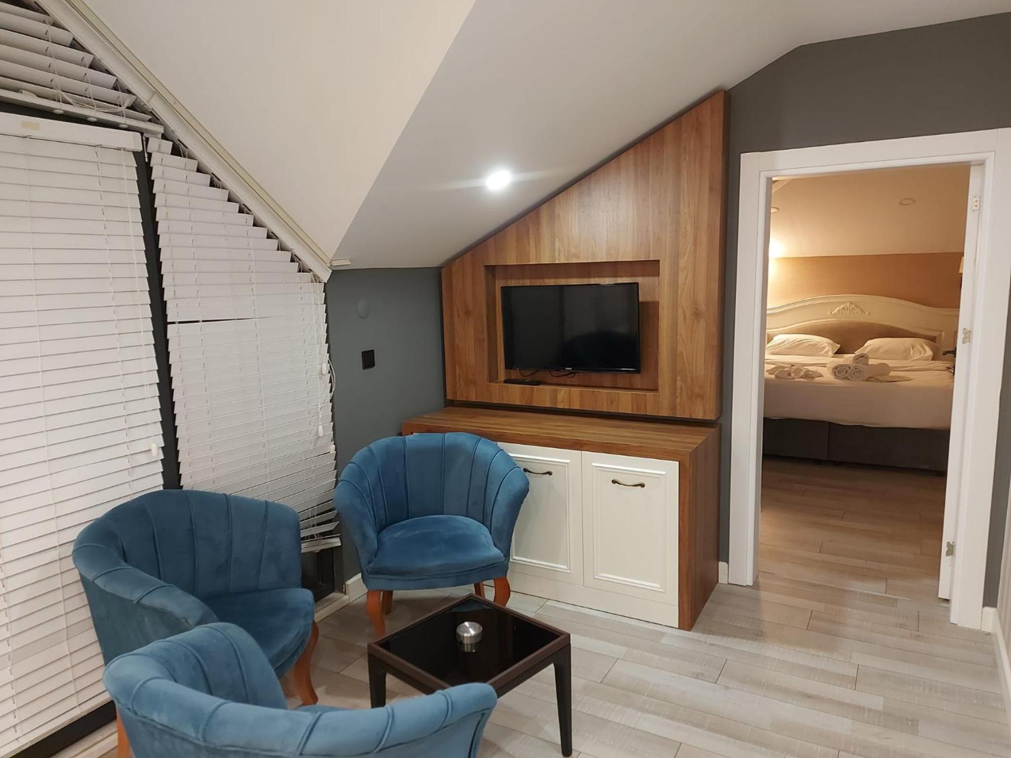 Deluxe King Suite with Terrace and City View - Photo 3