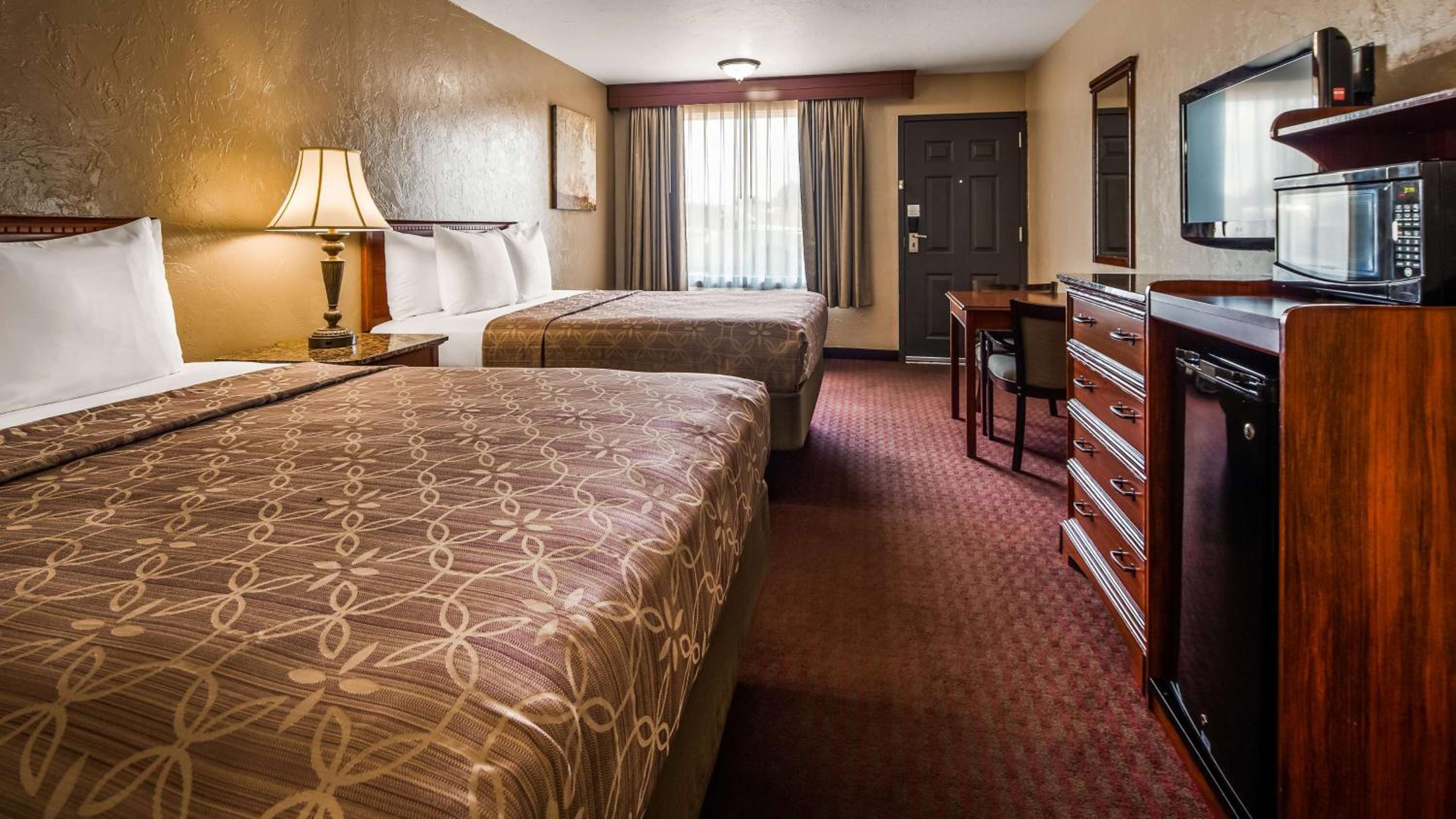 Queen Room with Two Queen Beds and Walk-in Shower - Disability Access photo 1