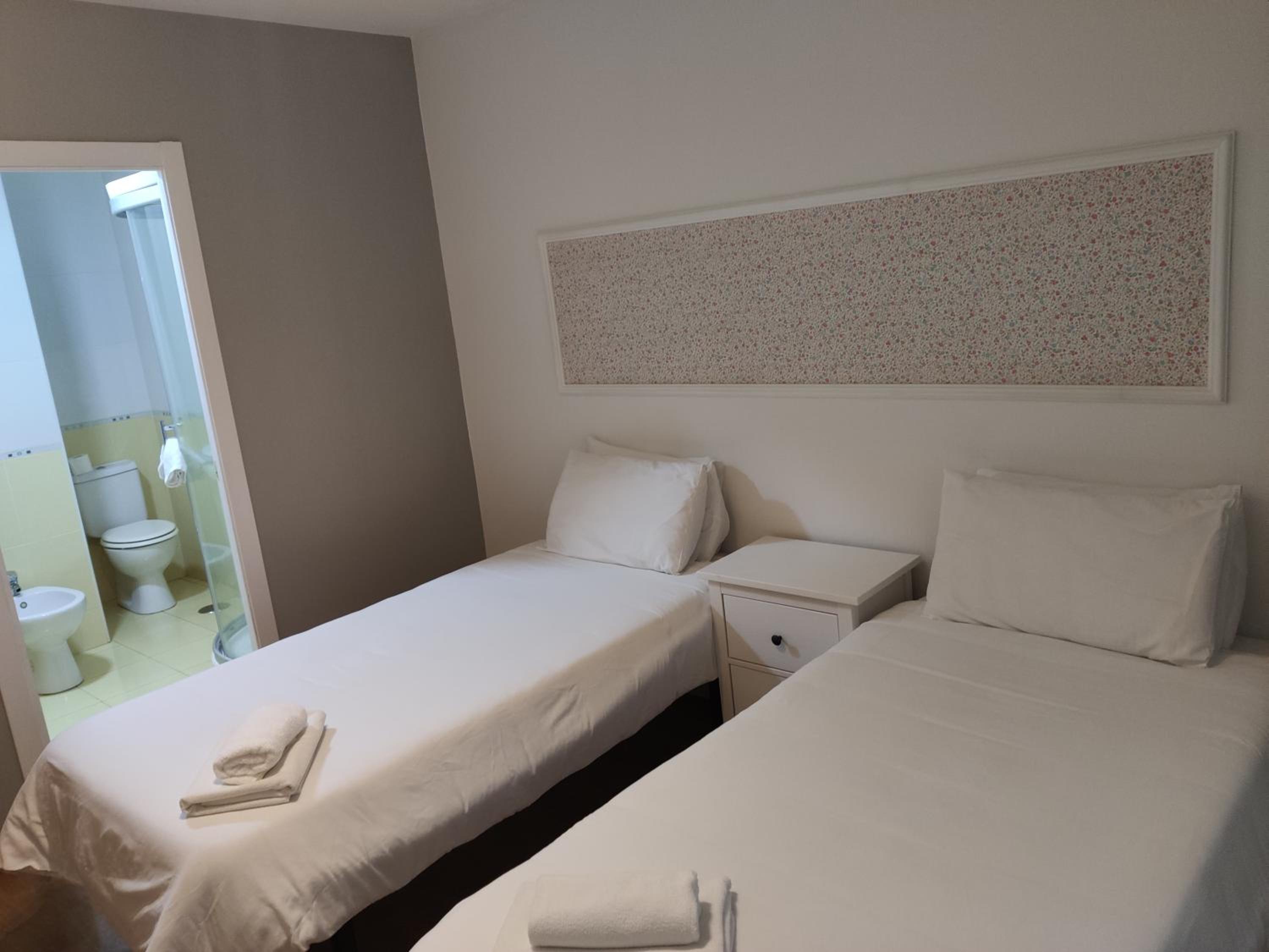 Twin Room - Photo 4