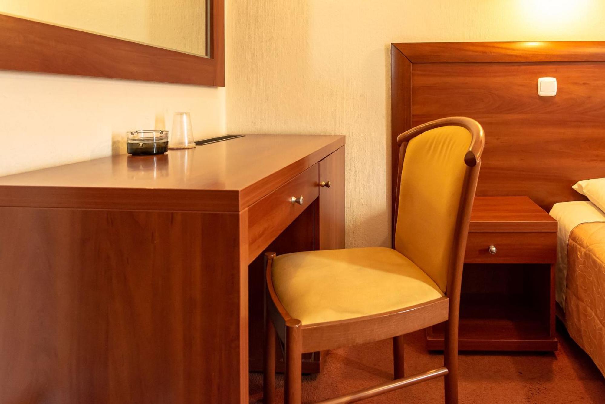 Budget Double Room - Photo 10