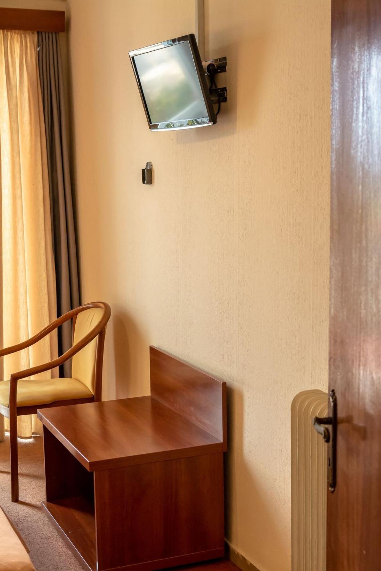 Budget Double Room - Photo 11