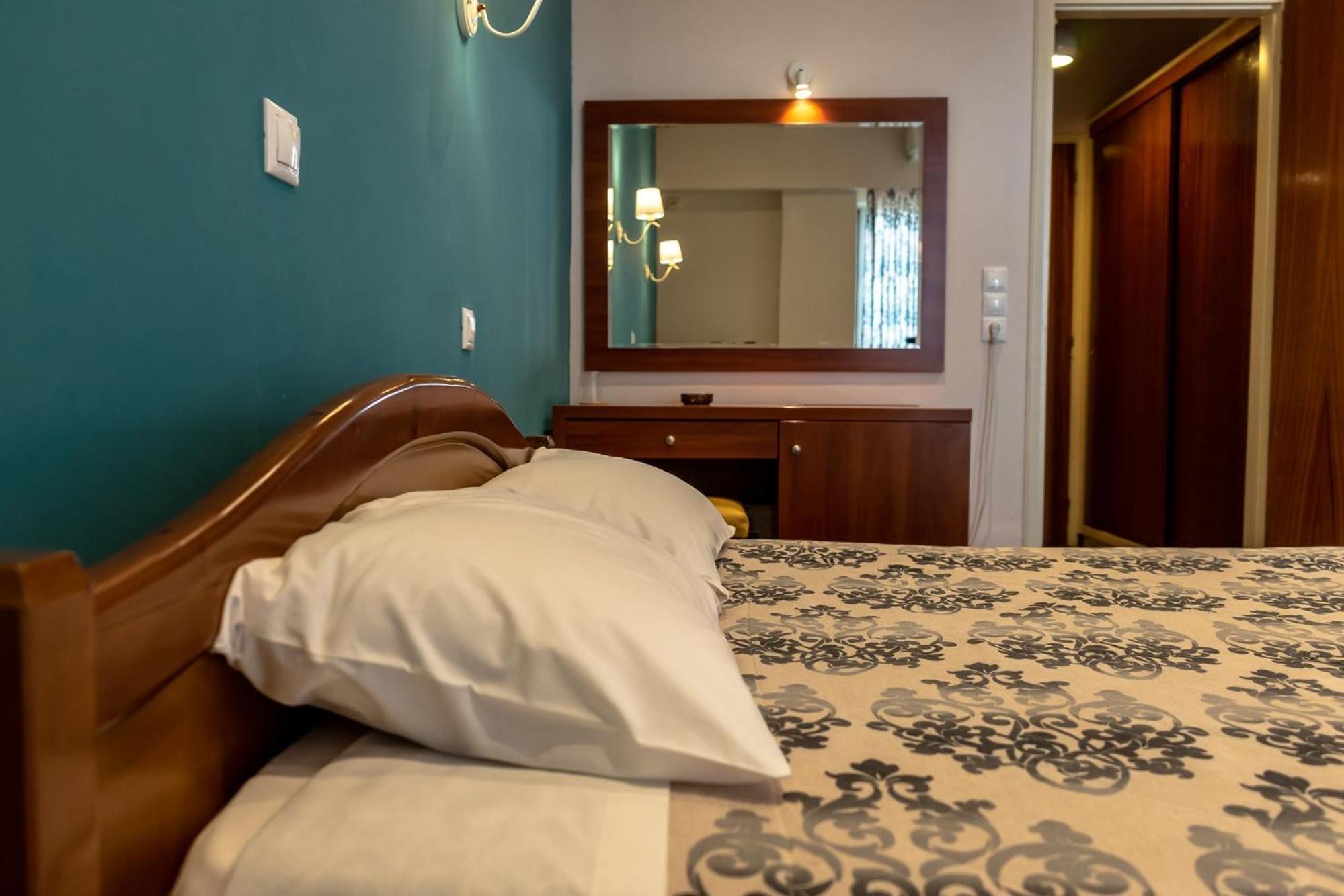 Budget Double Room - Photo 23