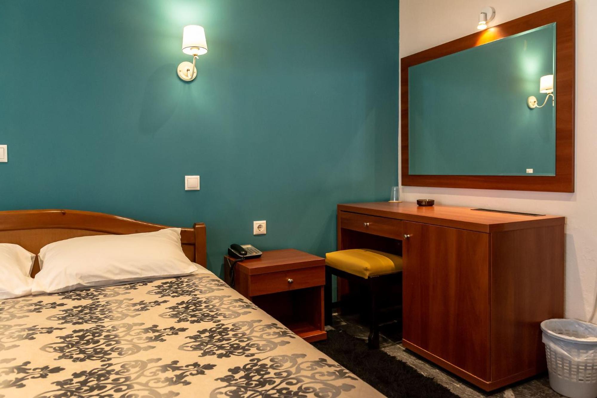 Budget Double Room - Photo 18