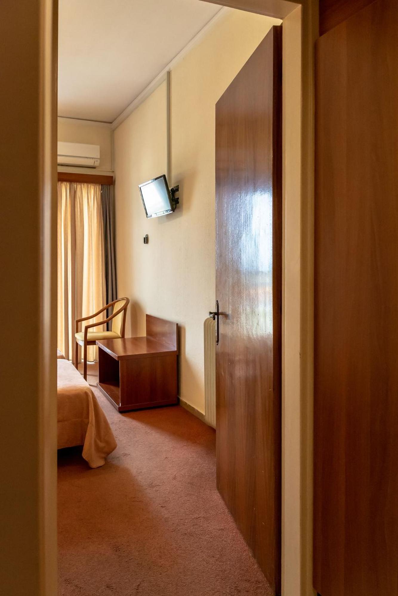 Budget Double Room - Photo 25