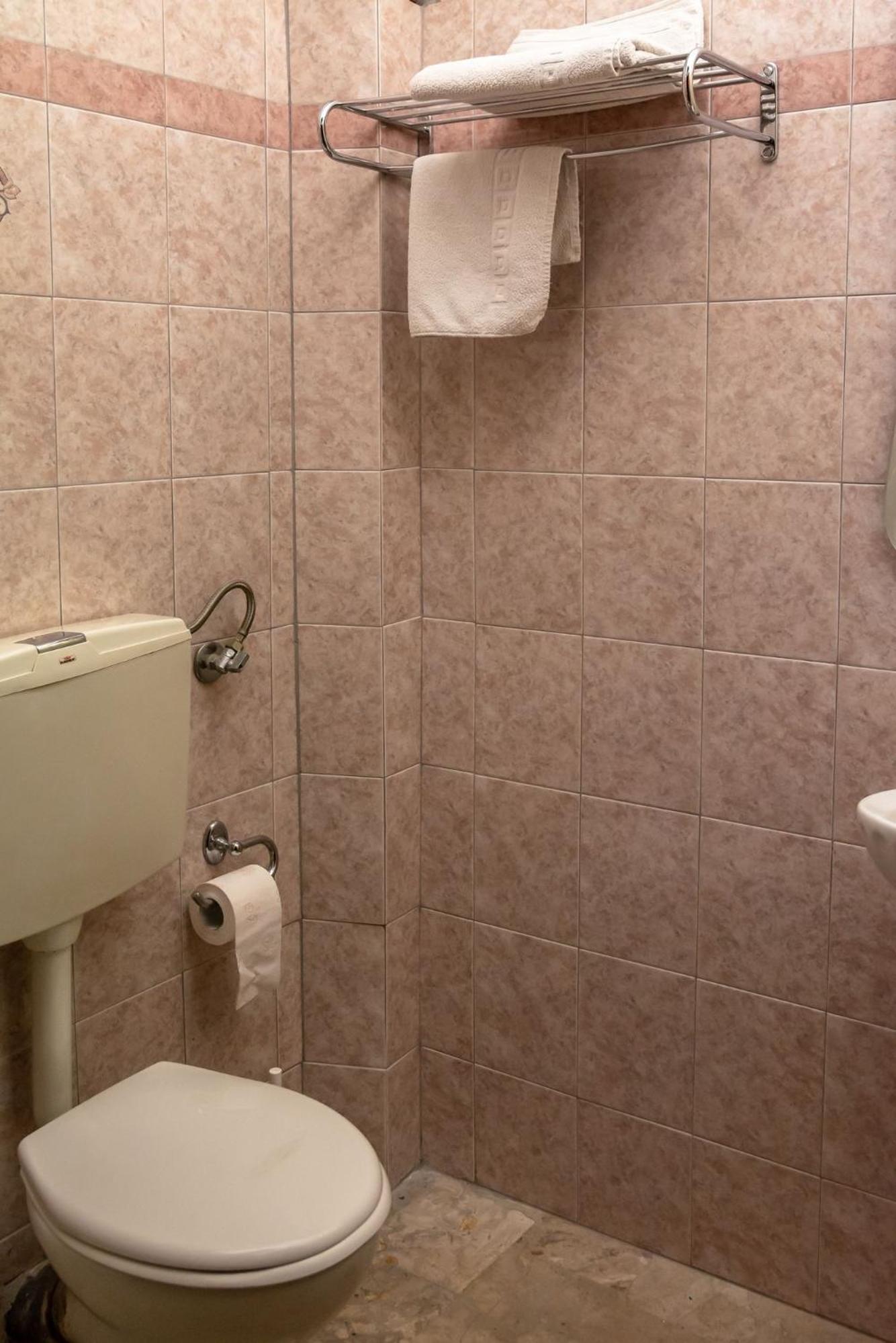 Budget Double Room - Photo 28