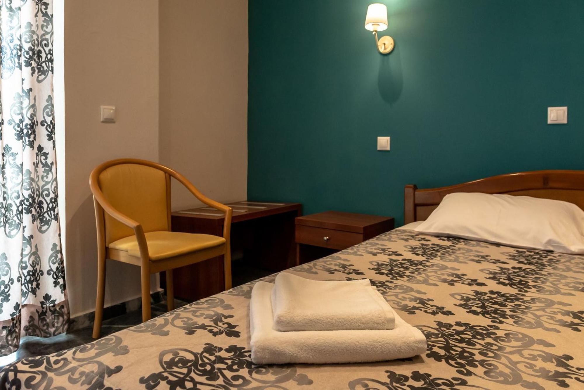 Budget Double Room - Photo 13