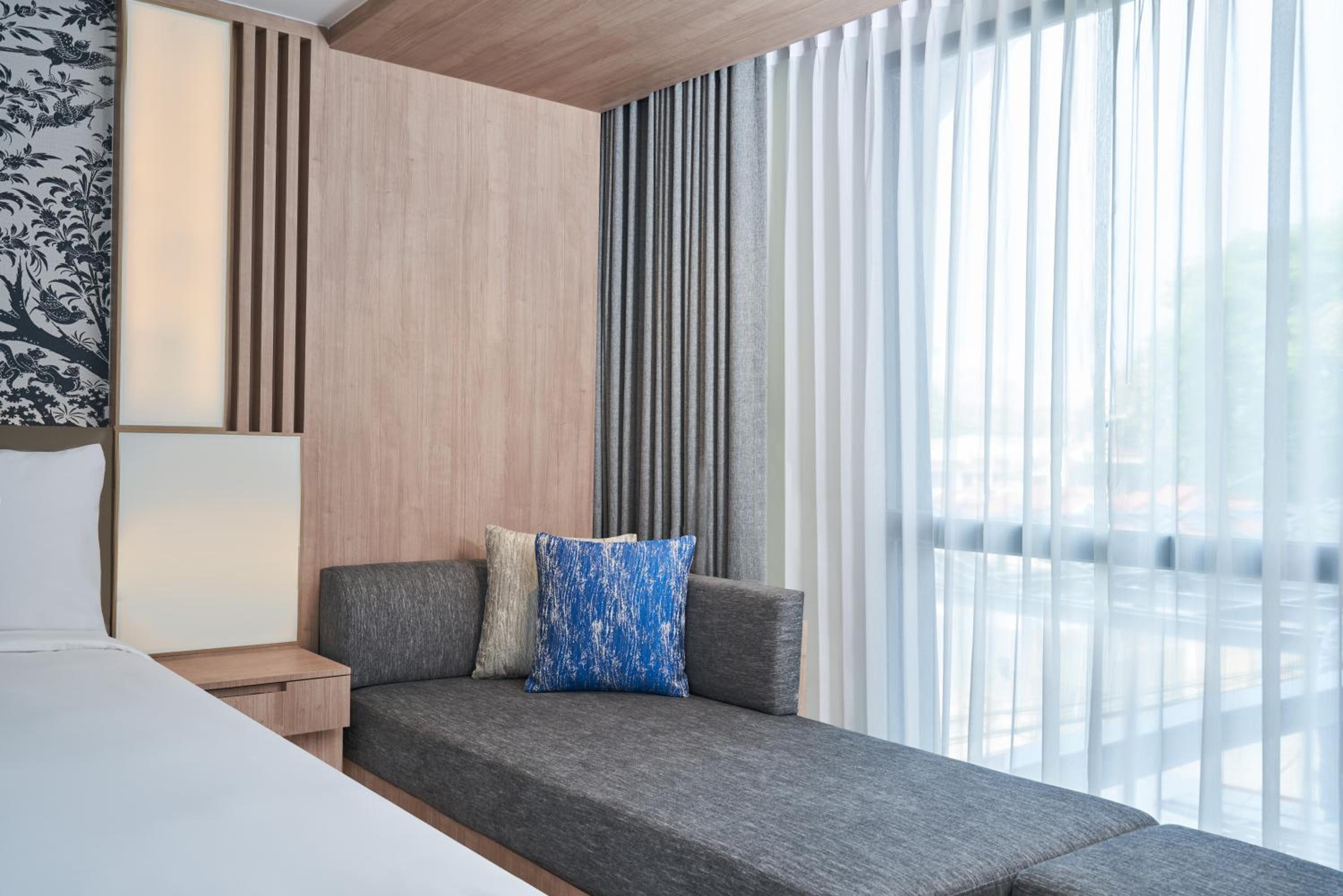 Superior King Room with Sofa Bed and City View