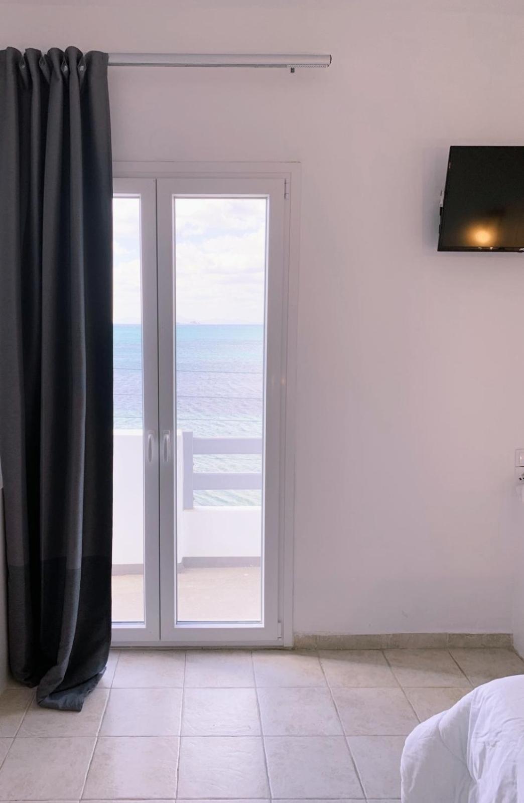 Deluxe Room with Sea View - Photo 6