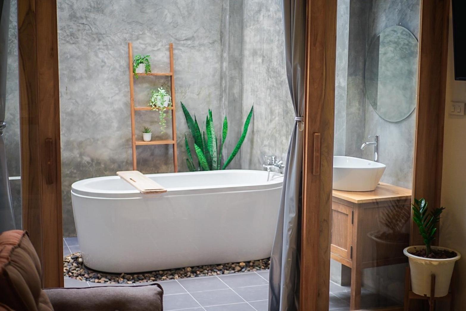 Deluxe Double Room with Bath - Photo 2