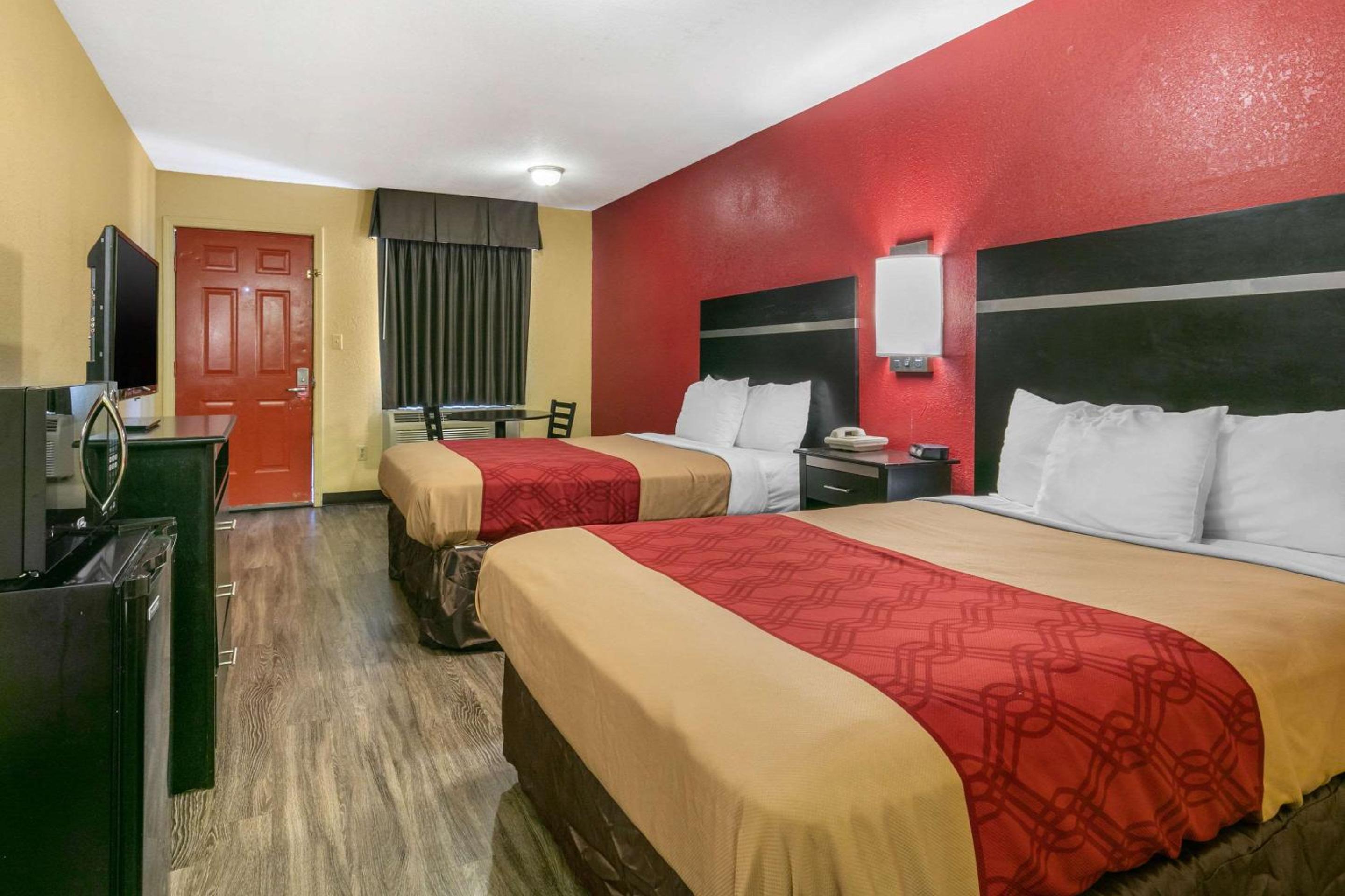 Double Room with Two Double Beds - Smoking - Photo 3