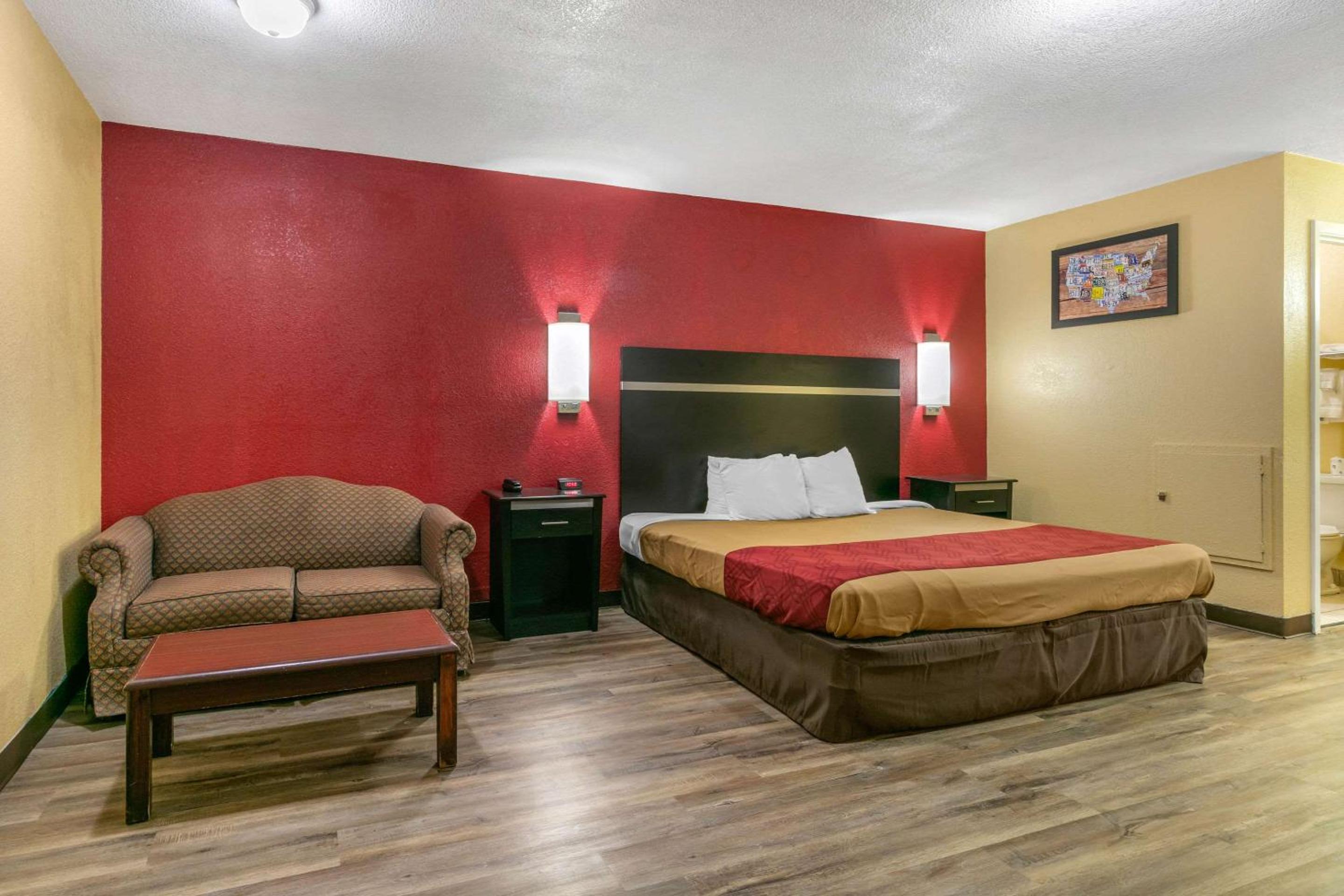 King Room with Sofa - Non Smoking - Photo 1