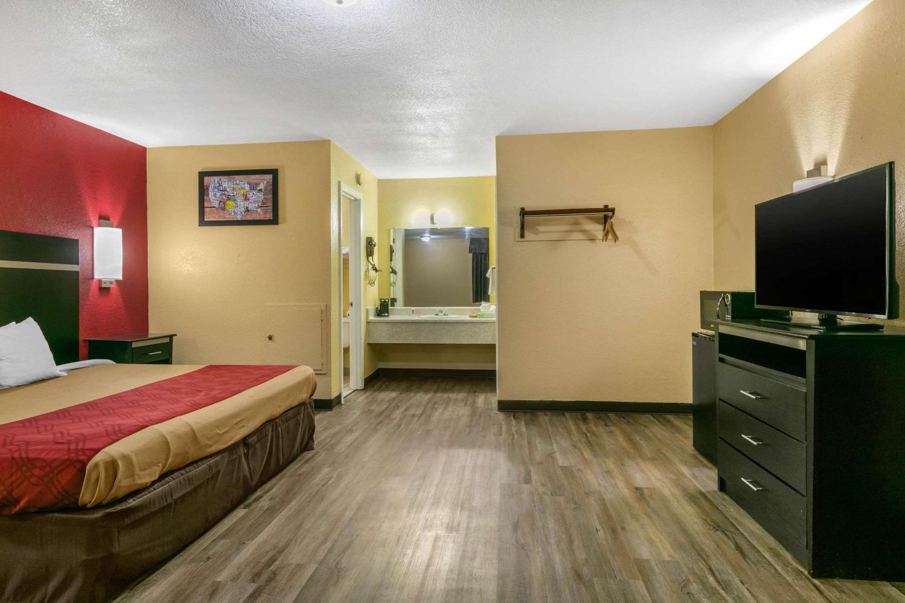 King Room with Sofa - Non Smoking - Photo 3