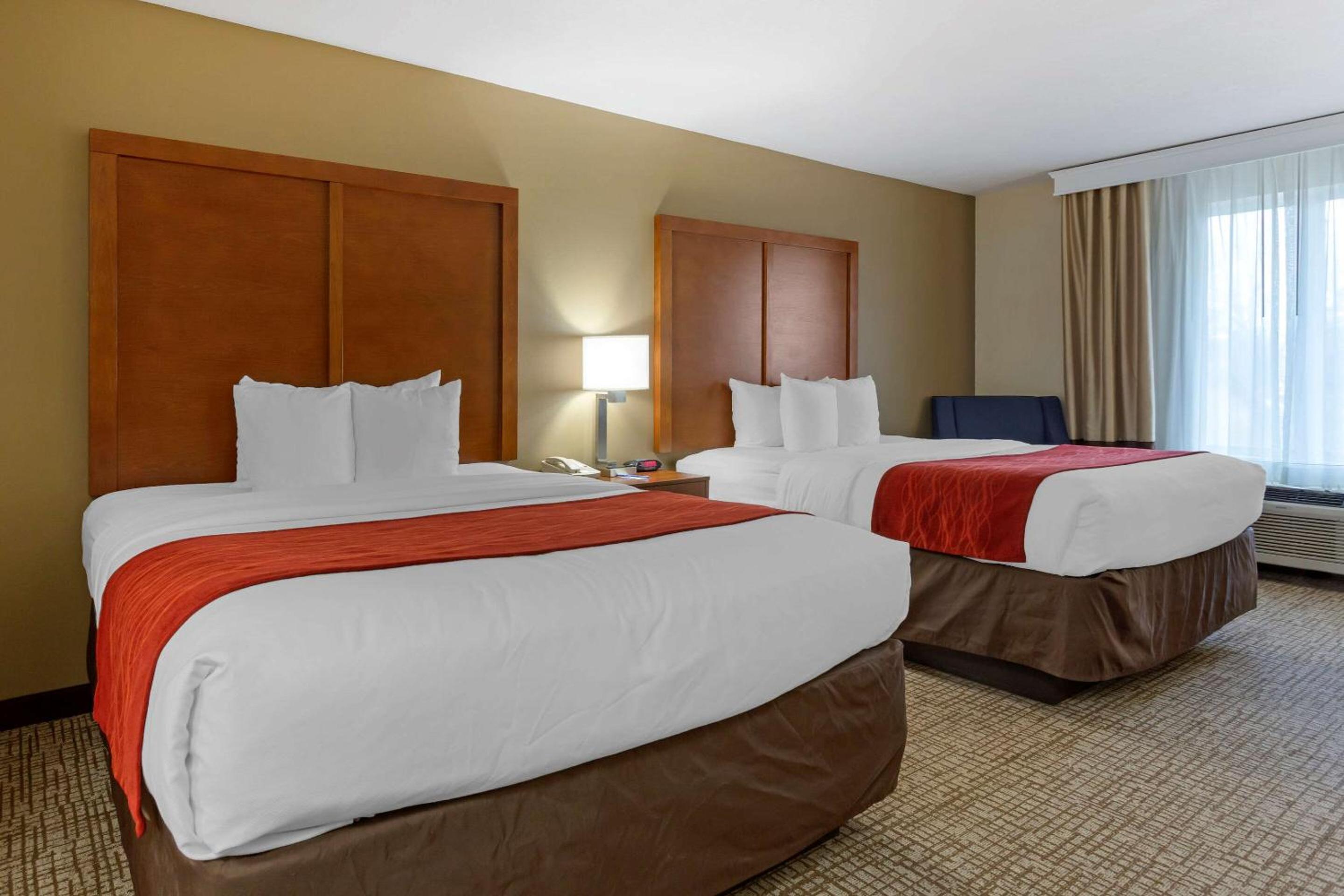 Queen Room With Two Queen Beds - Non-Smoking - Photo 1