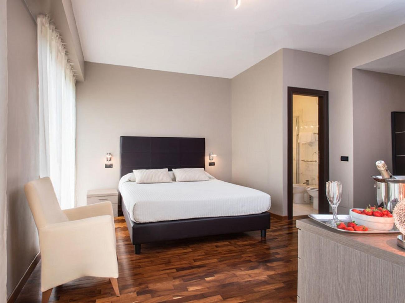 Deluxe Double Room with Balcony and Spa Access - Photo 4