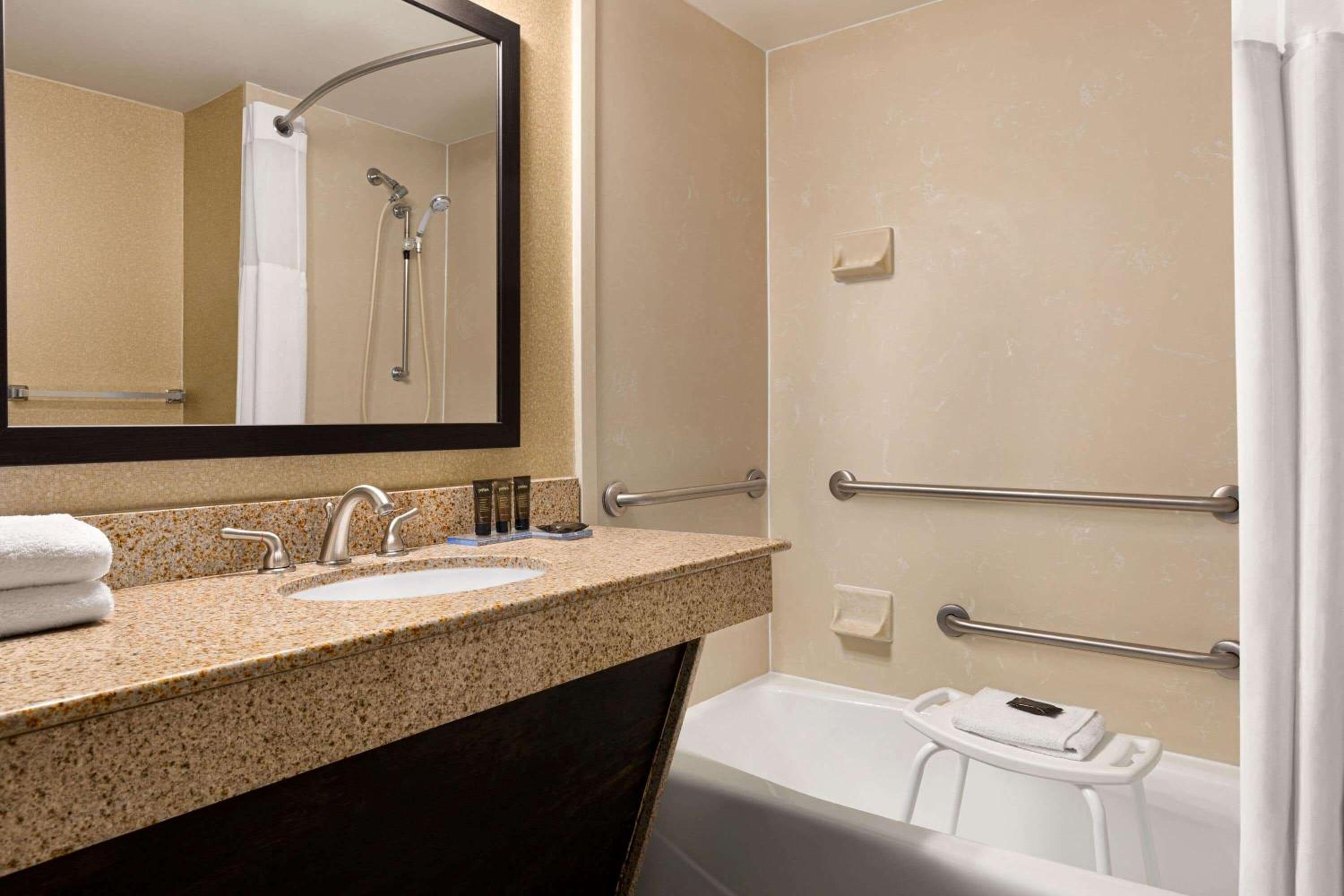 King Room - Disability Access - Non-Smoking - Photo 4