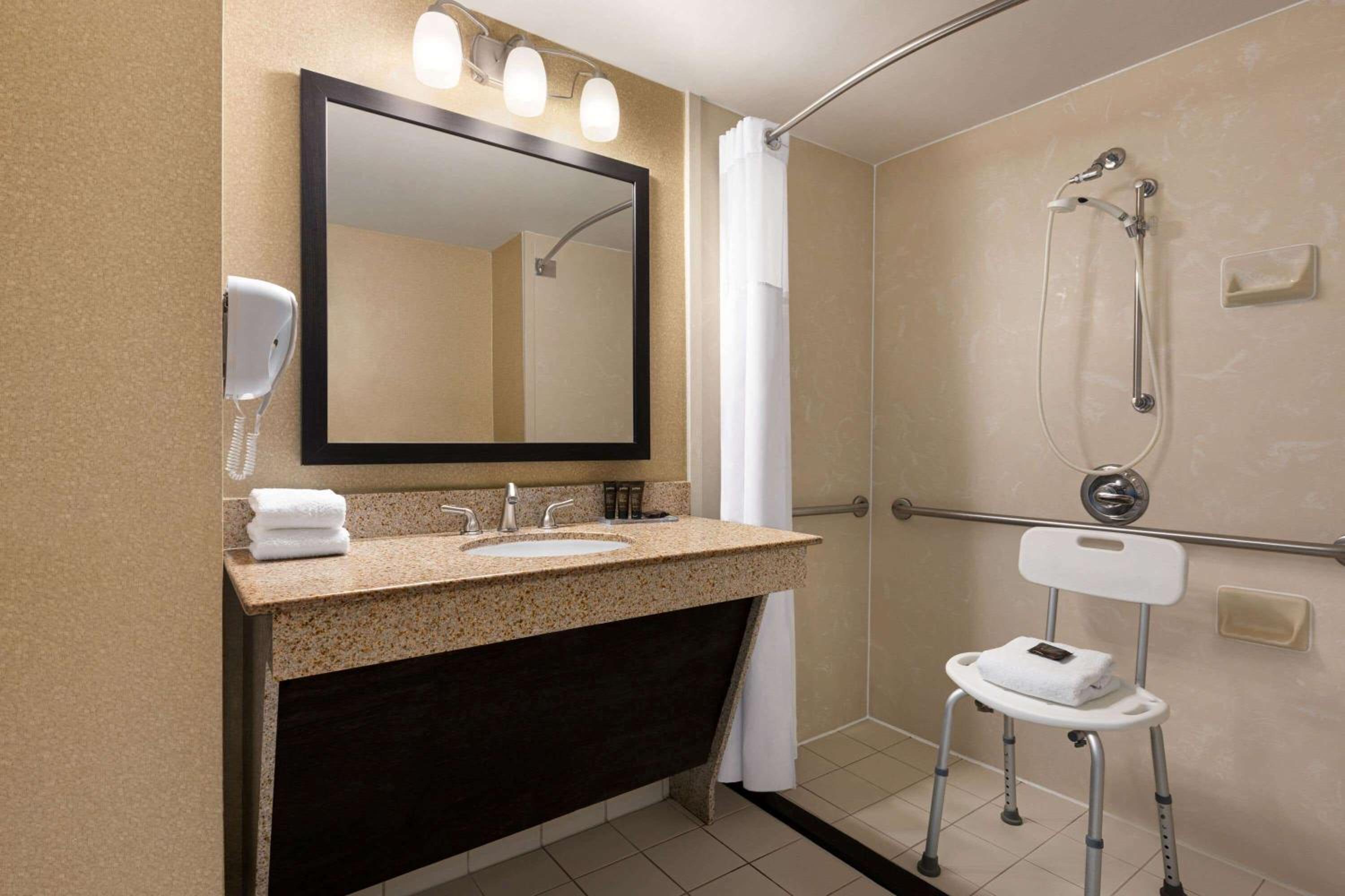 Deluxe King Room - Disability Access/Non-Smoking - Photo 4