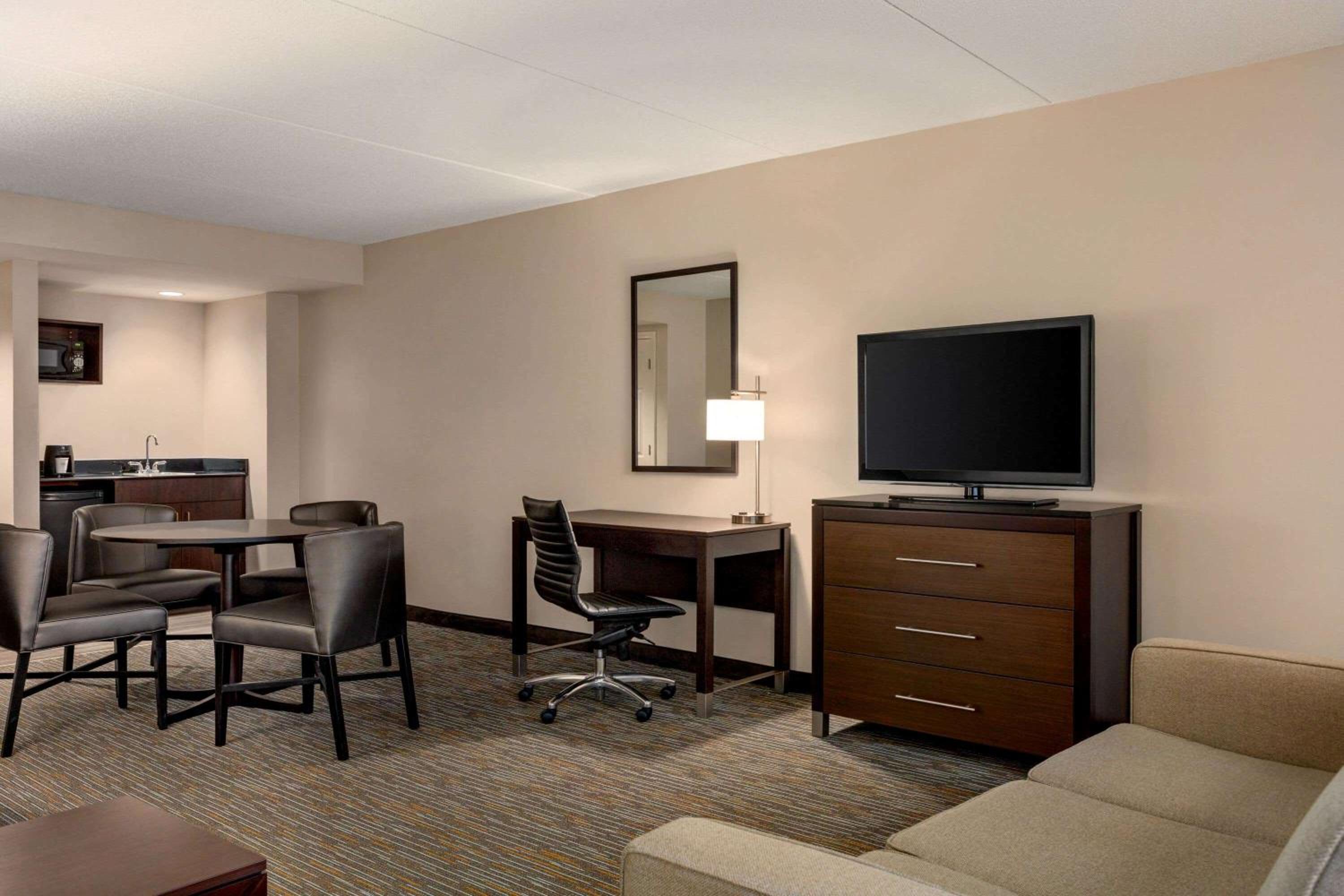 King Studio Suite - Non-Smoking - Photo 3