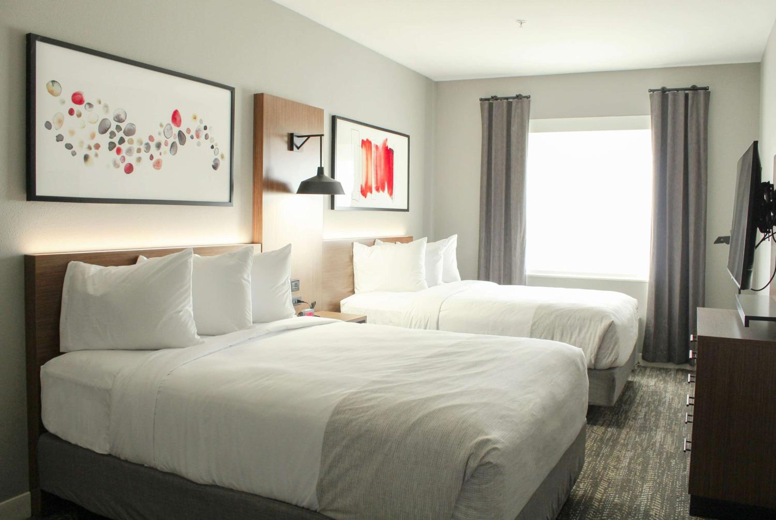 Queen Room with Two Queen Beds - Non-Smoking - Photo 9