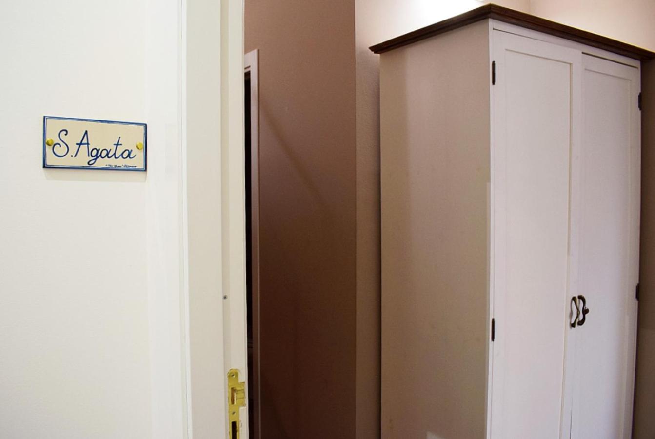 Standard Double Room - Photo 13