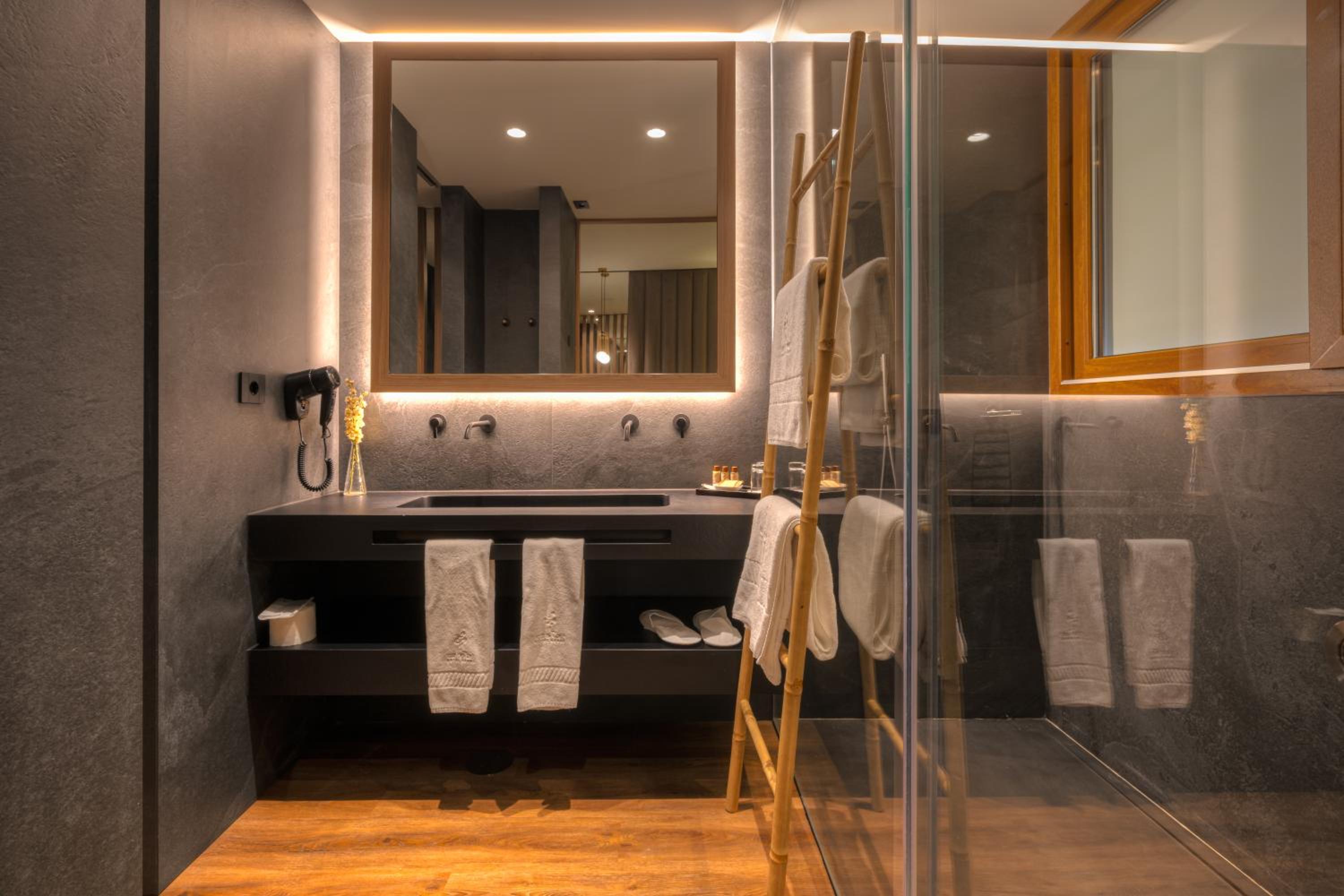 Suite with Private Pool - Photo 7