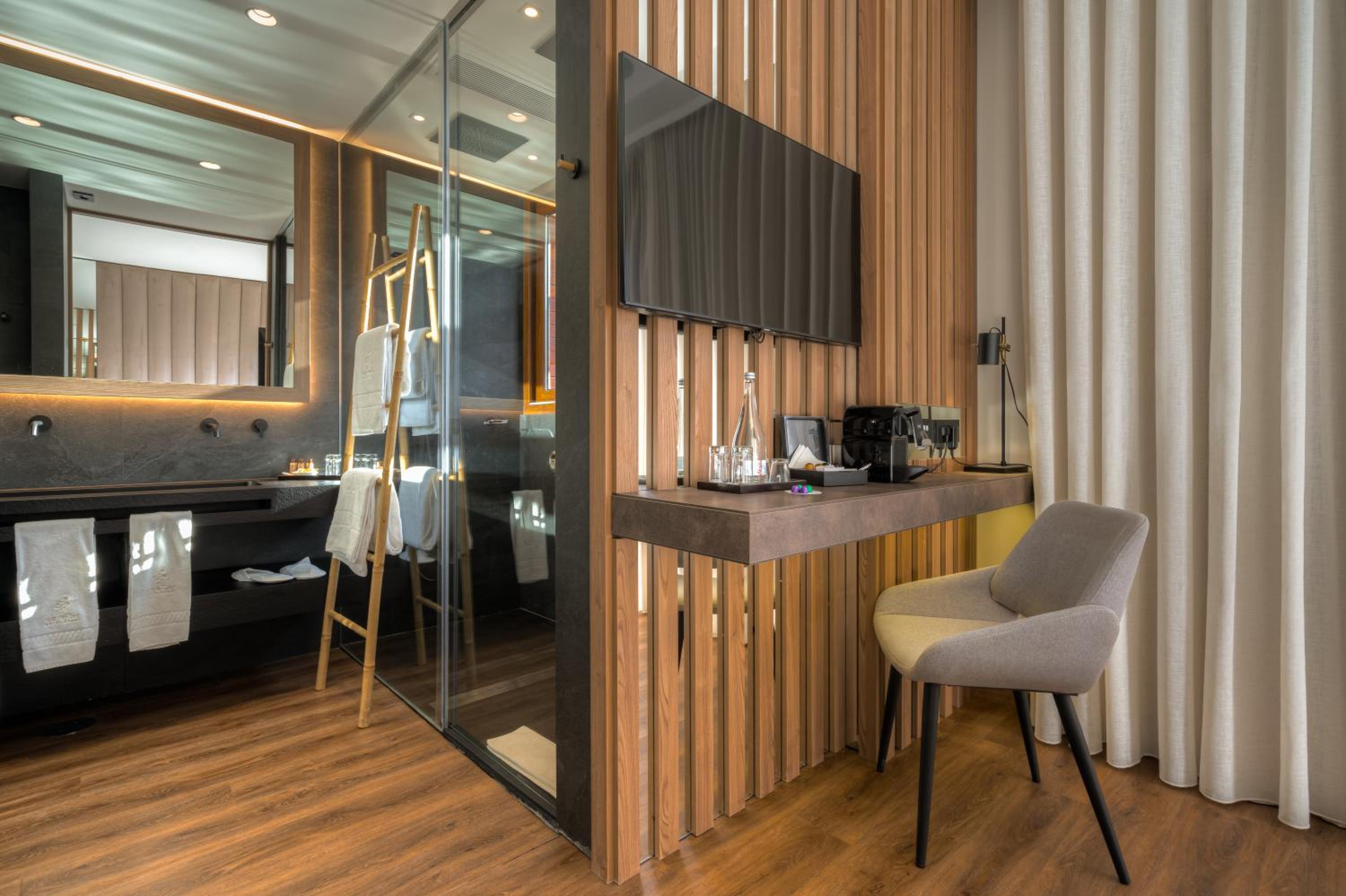 Suite with Private Pool - Photo 9