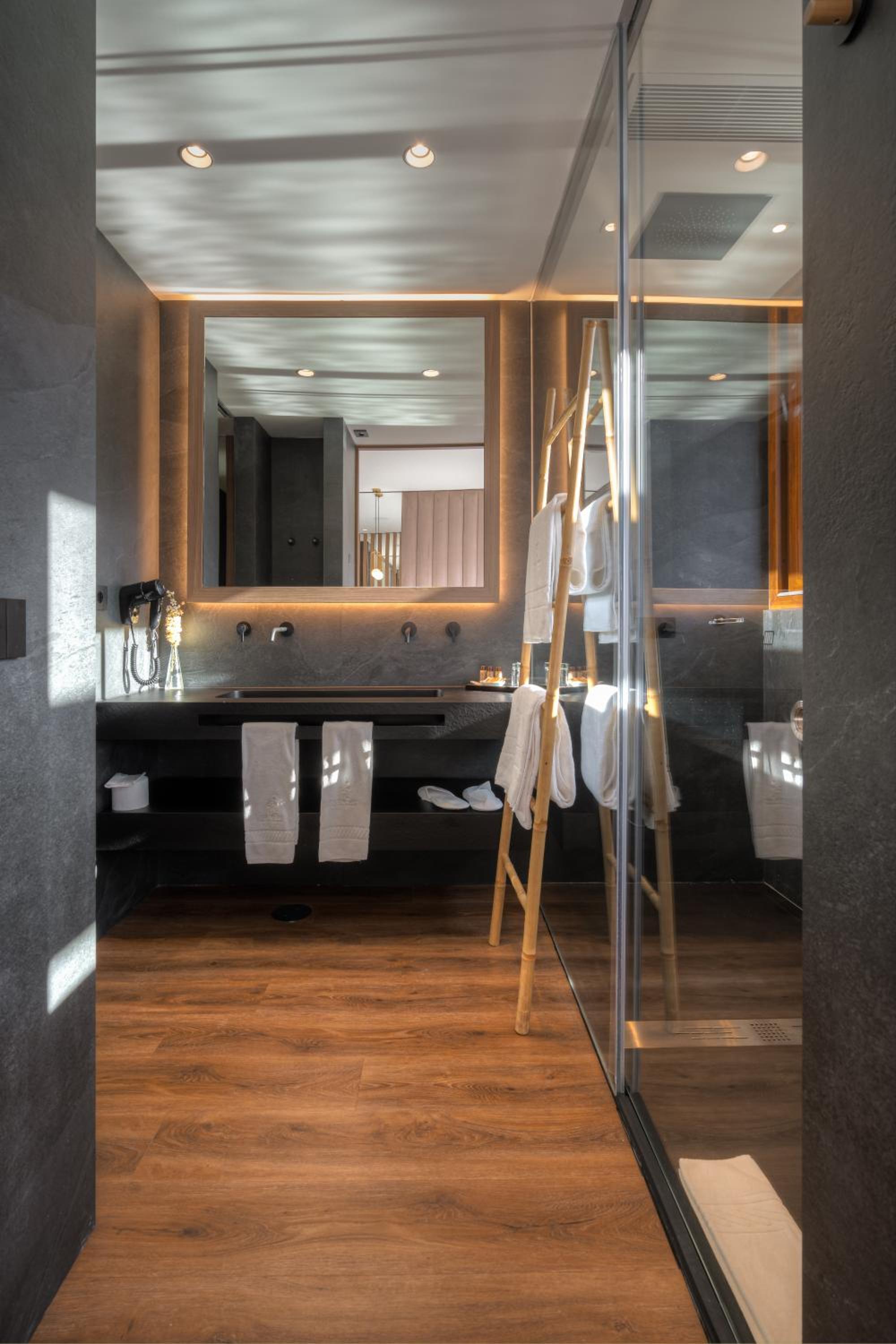 Suite with Private Pool - Photo 10