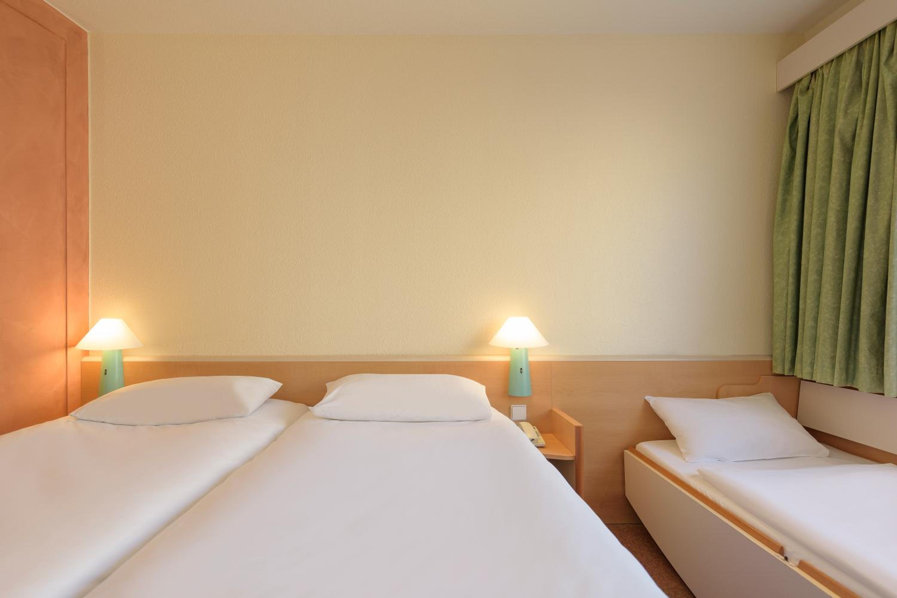 Standard Twin Room with Sofa photo 3