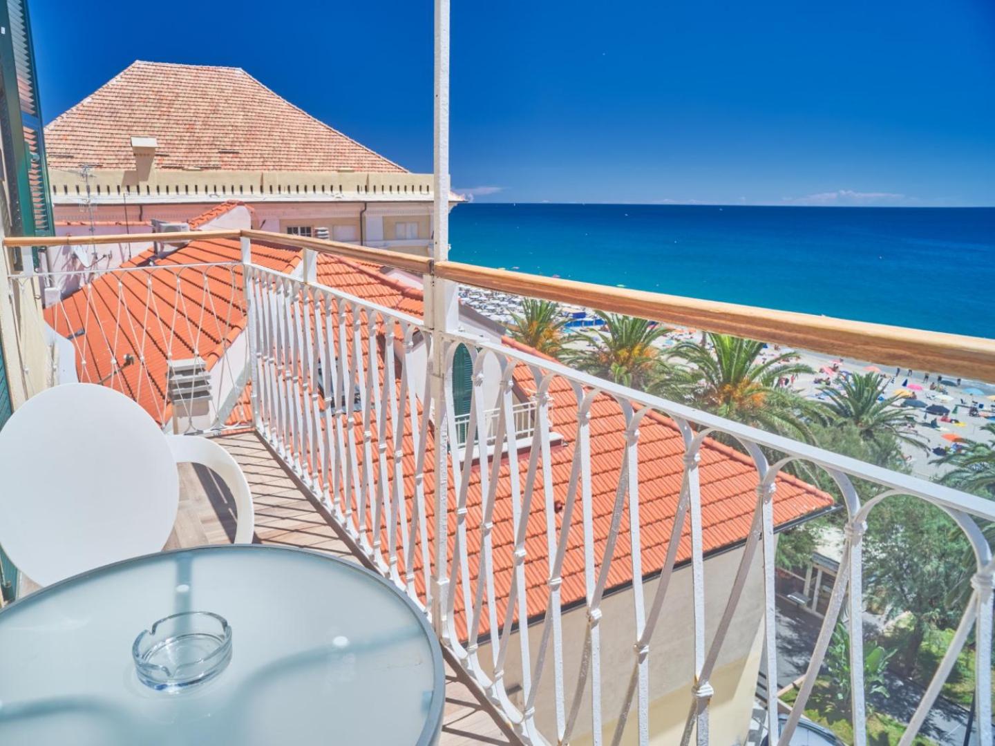 Double or Twin Room with Balcony and Sea View photo 3