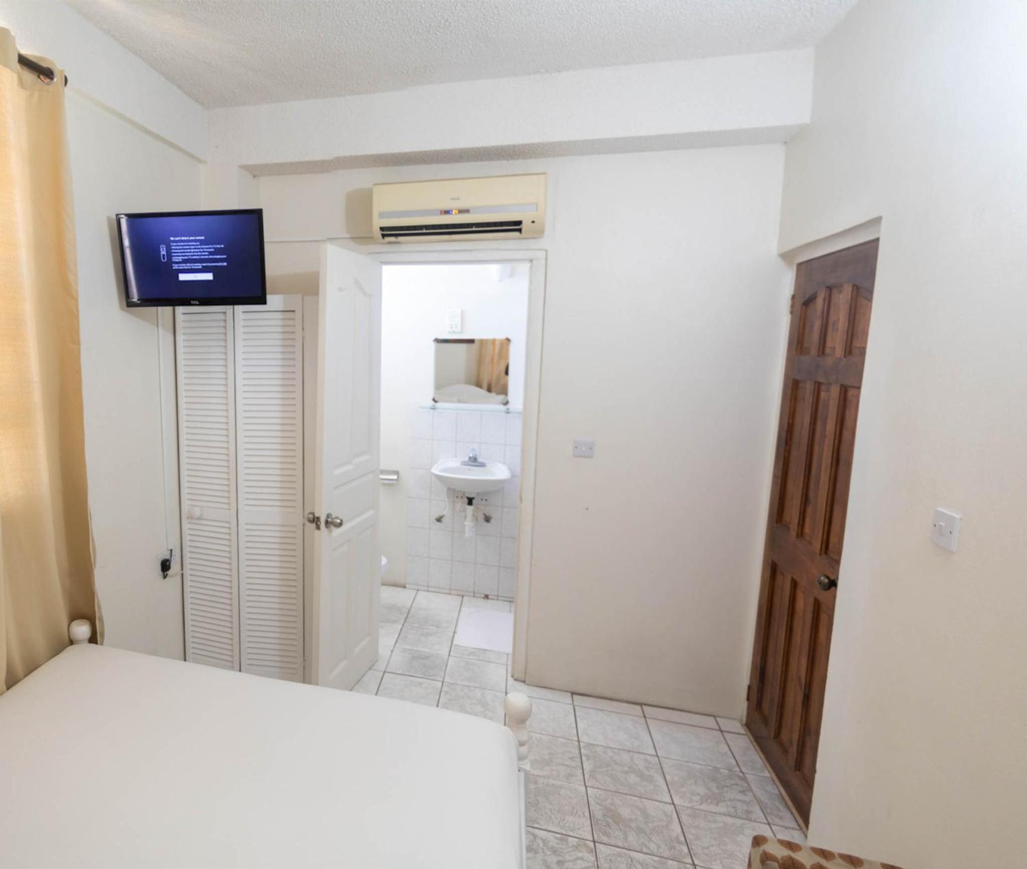 Standard Single Room with Shower photo 3