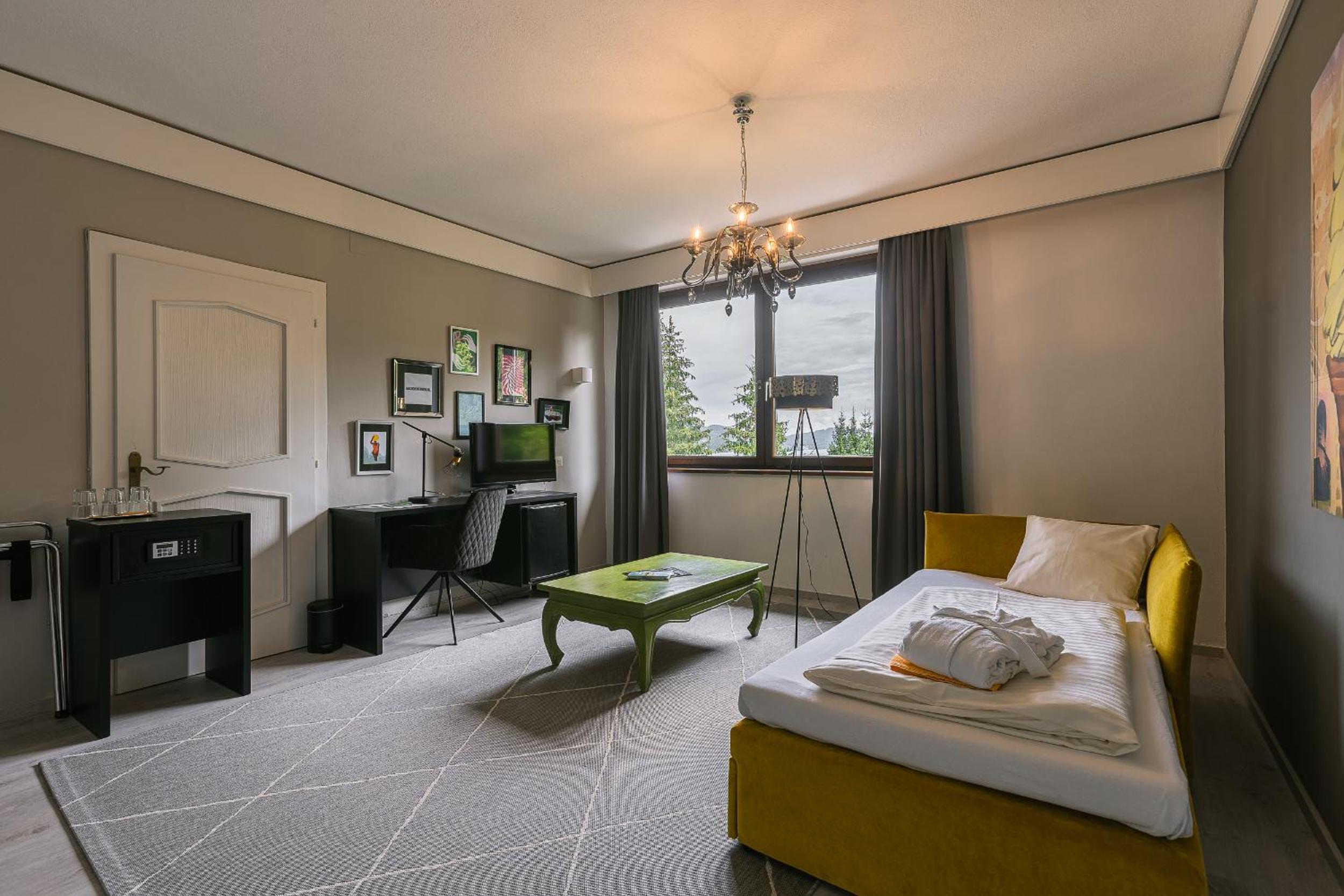 Superior Junior Suite with Balcony and Lake View - Photo 2