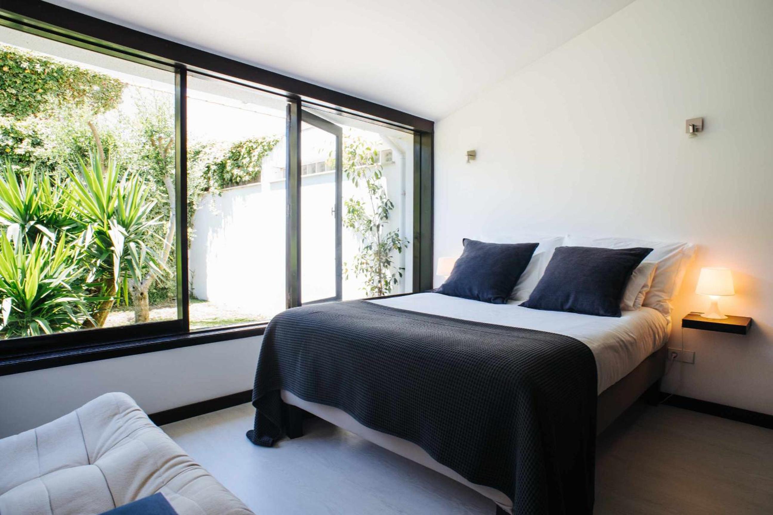 Eight-Bedroom House photo 1