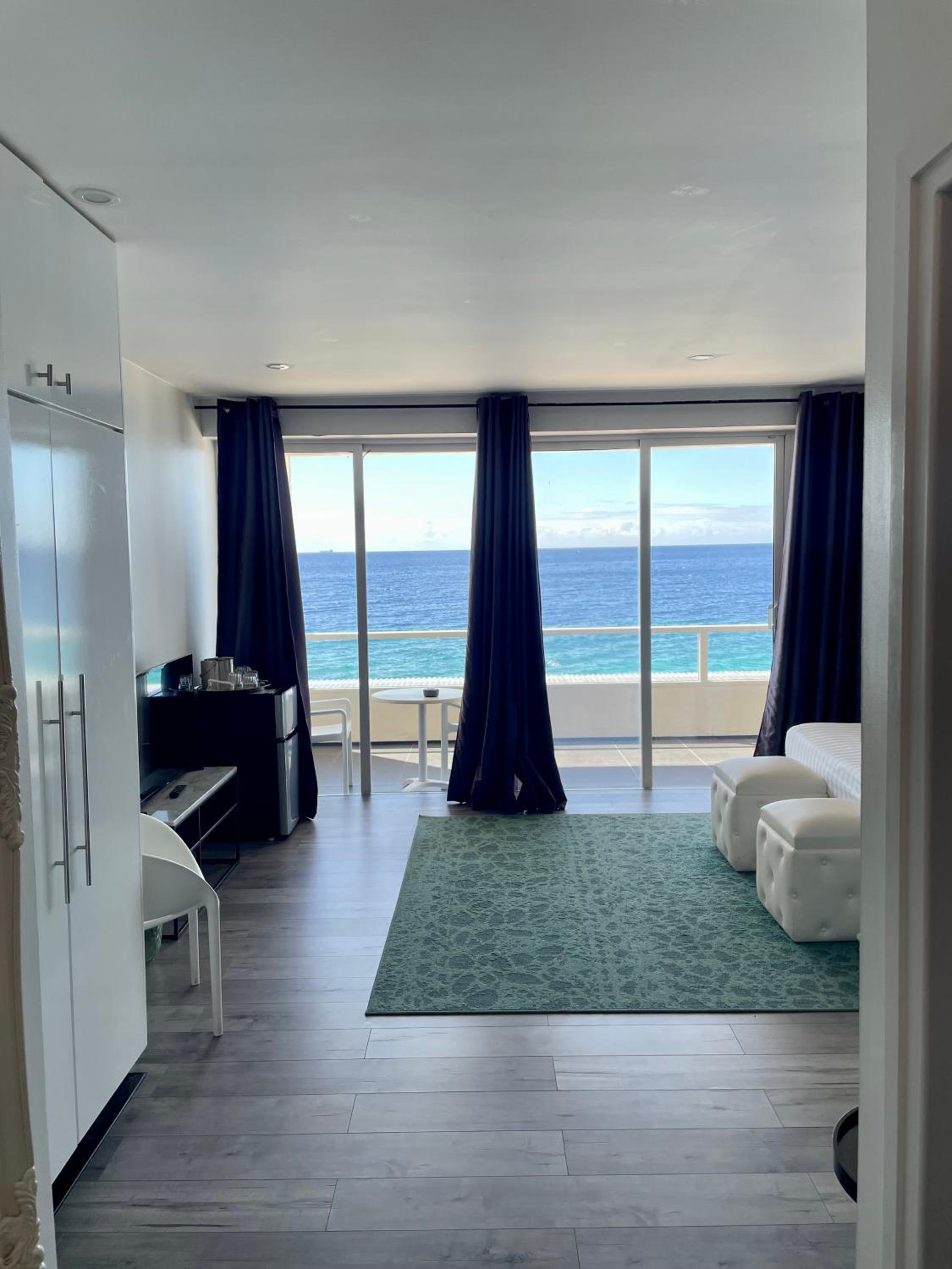 Deluxe King Room Ocean Front photo 2