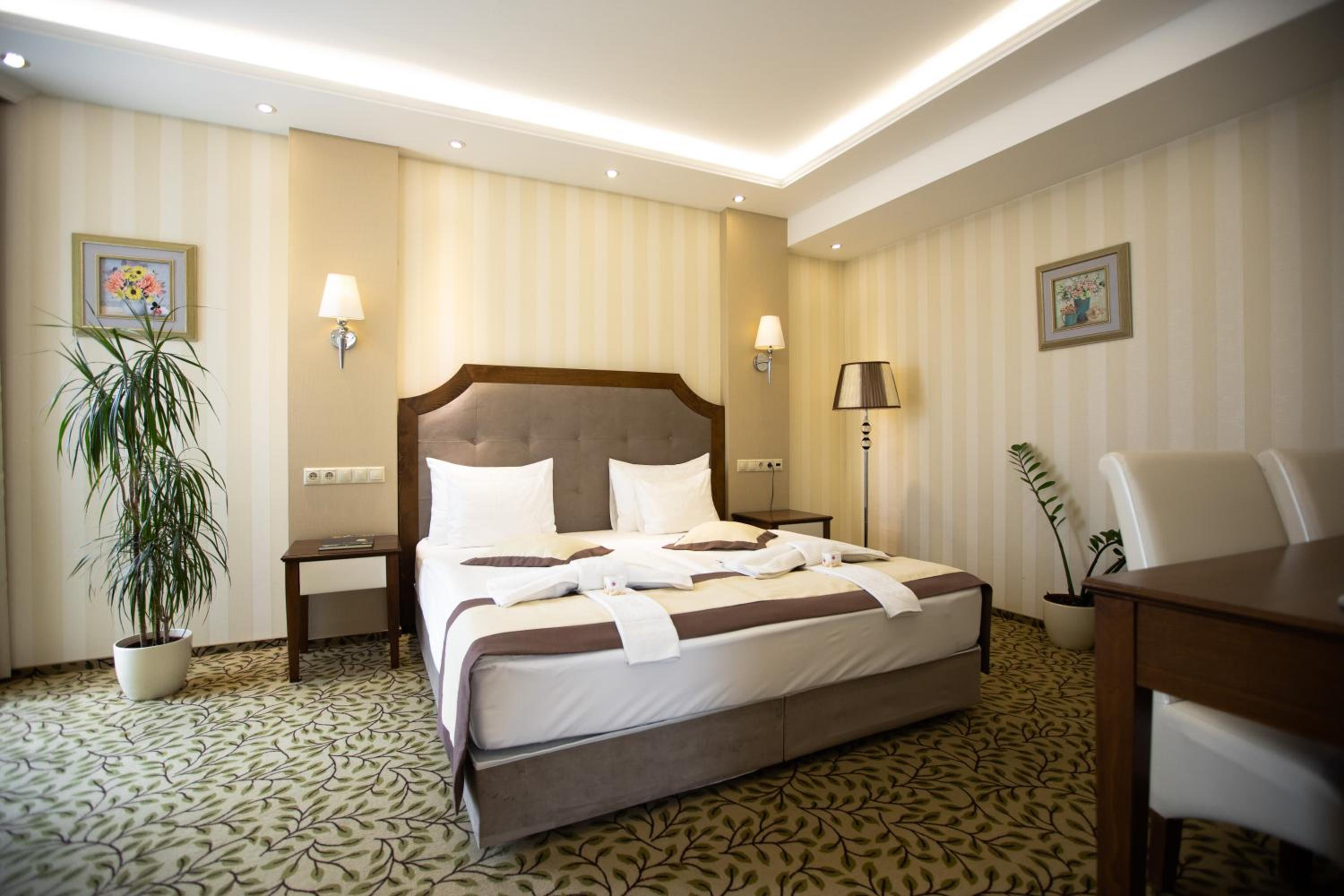 Queen Room with Balcony - Photo 4