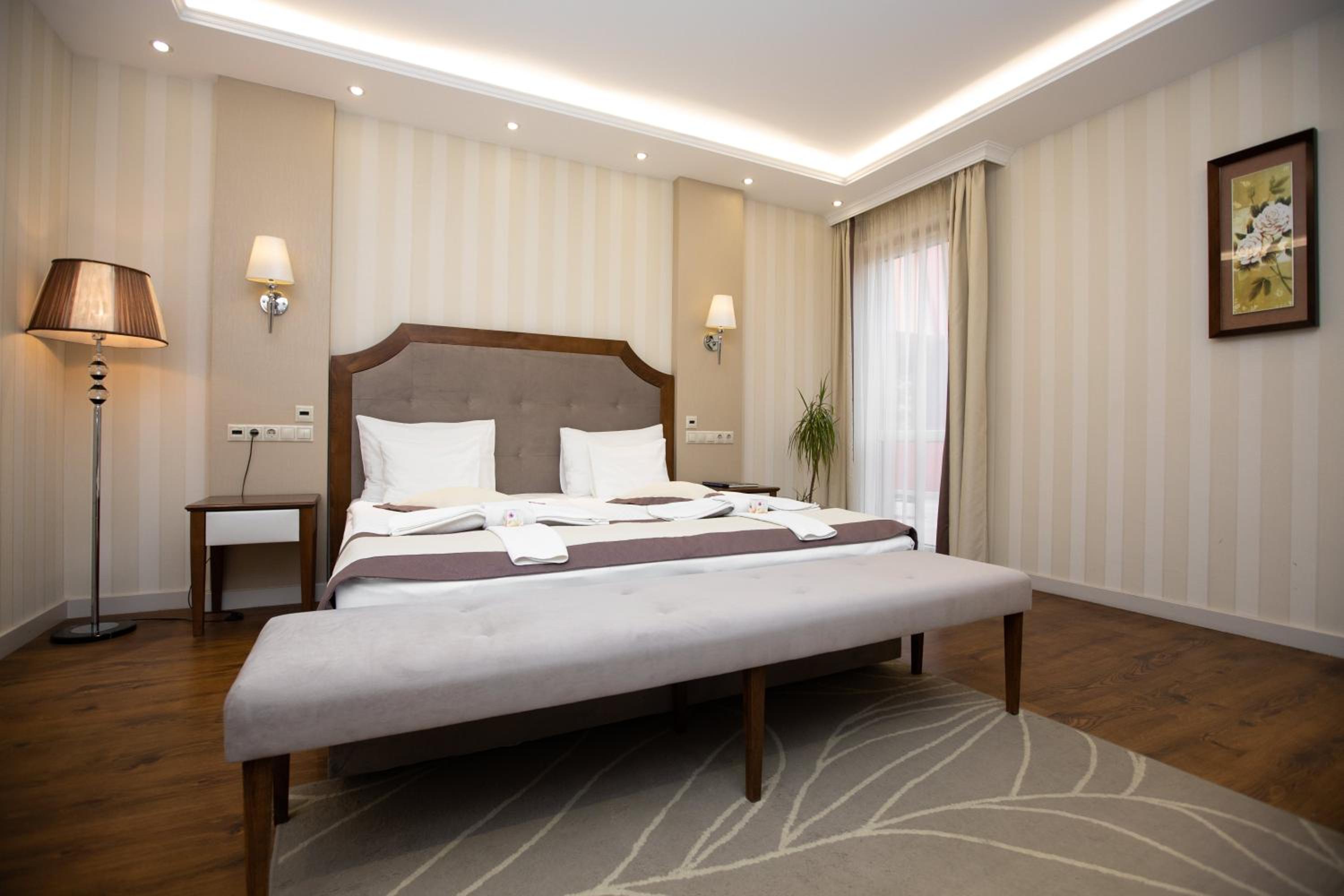 Queen Room with Balcony - Photo 3