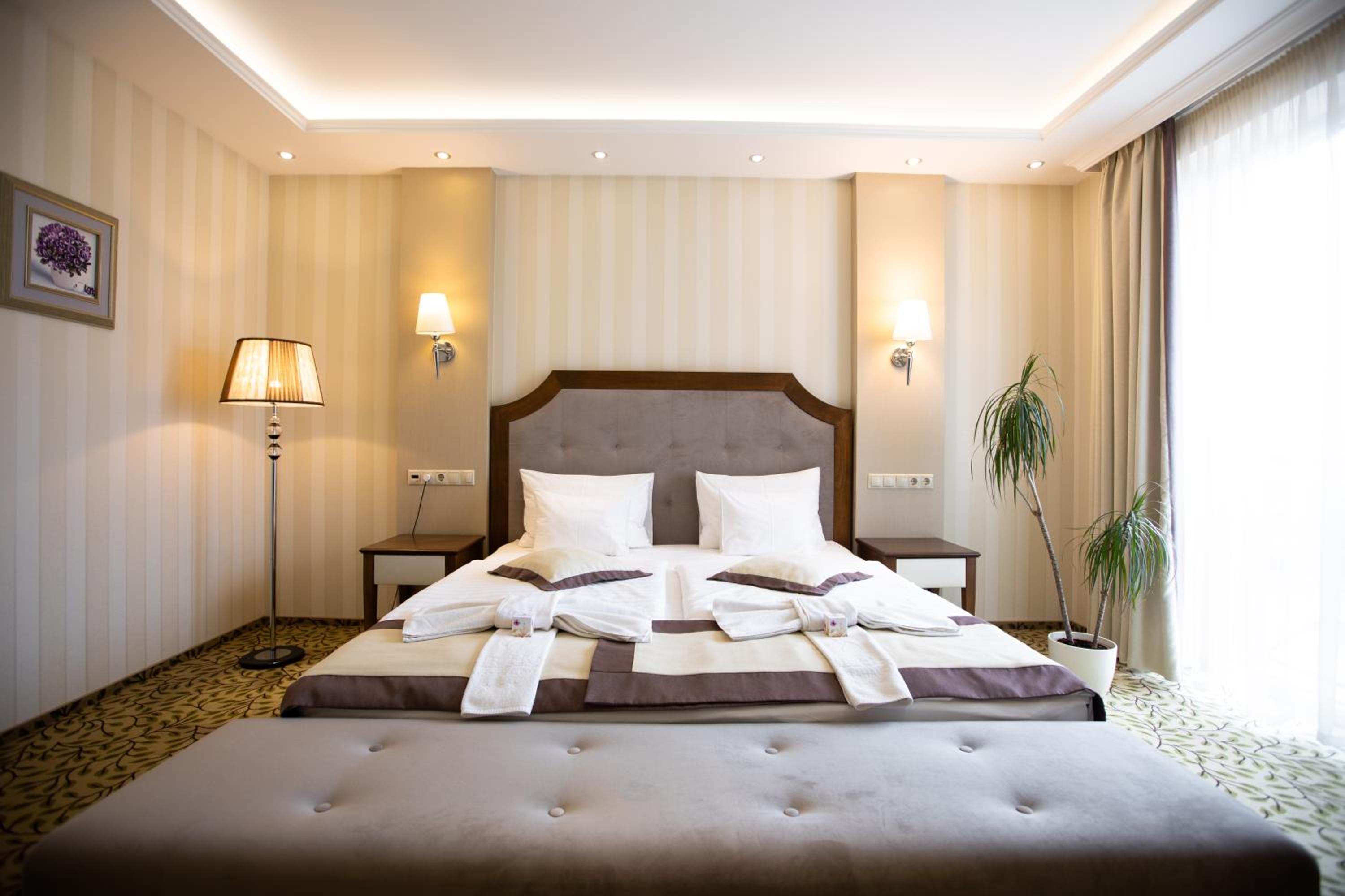 Queen Room with Balcony - Photo 1
