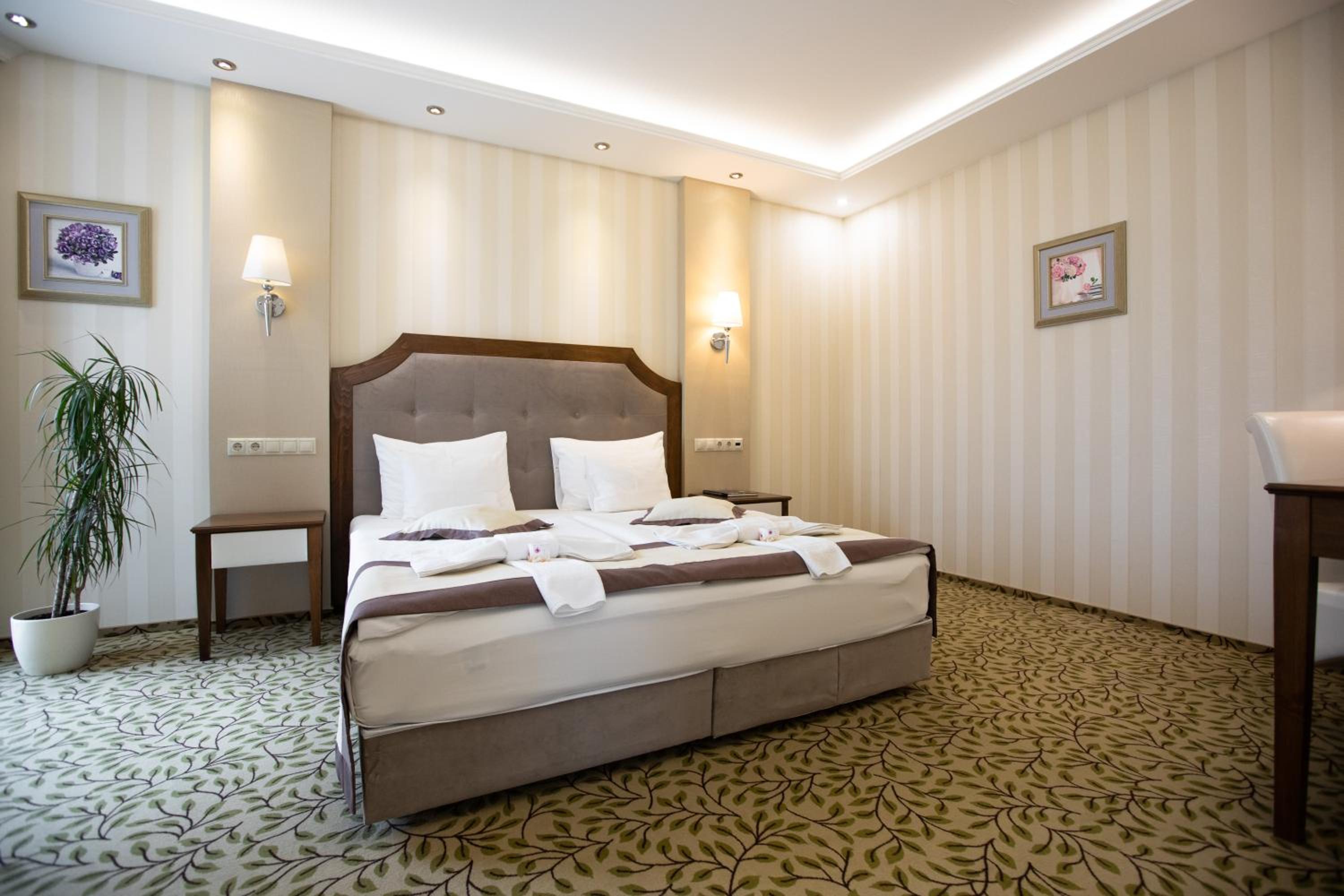 Standard Double or Twin Room - Photo 2