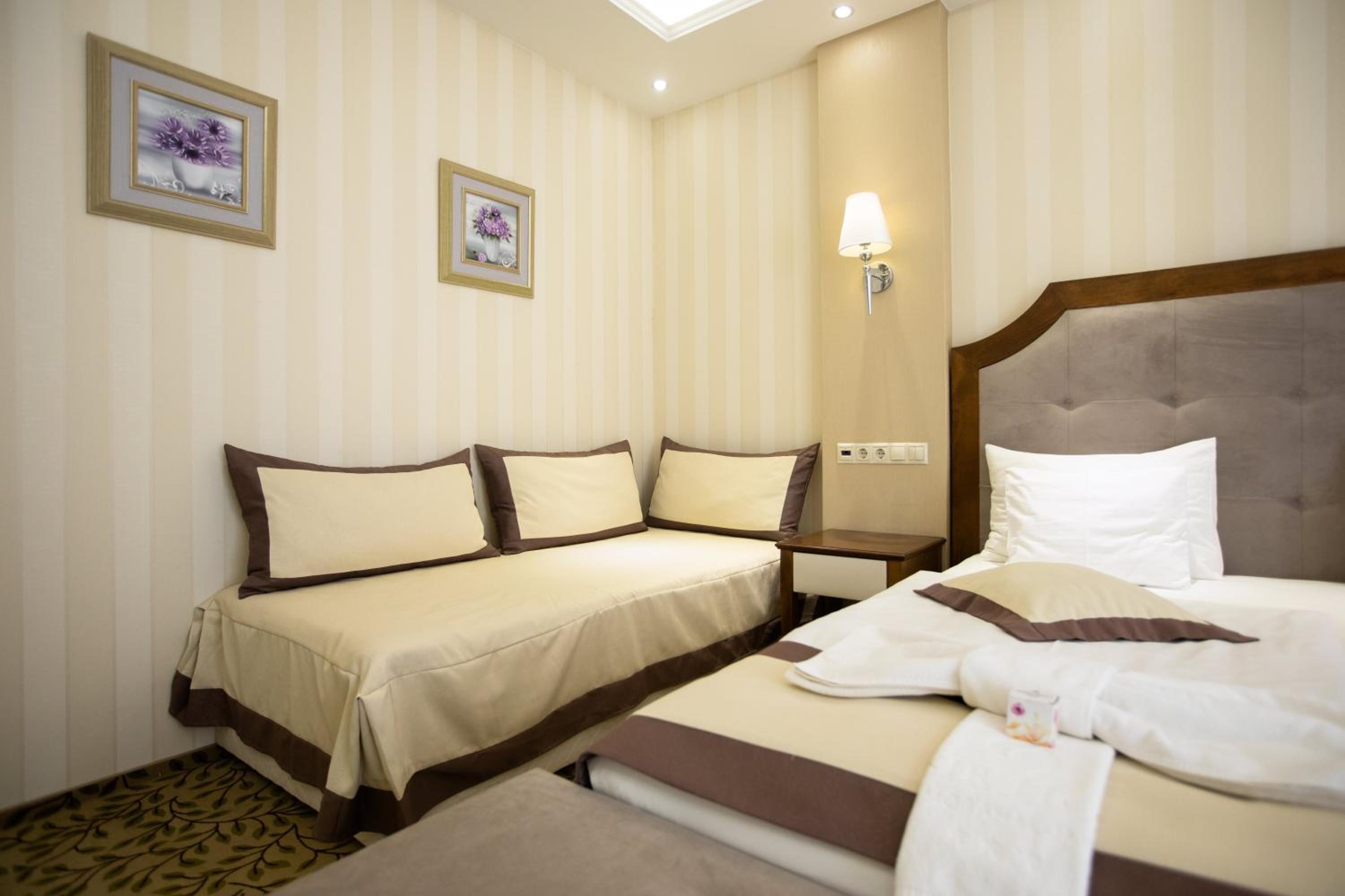 Triple Room with Balcony - Photo 4