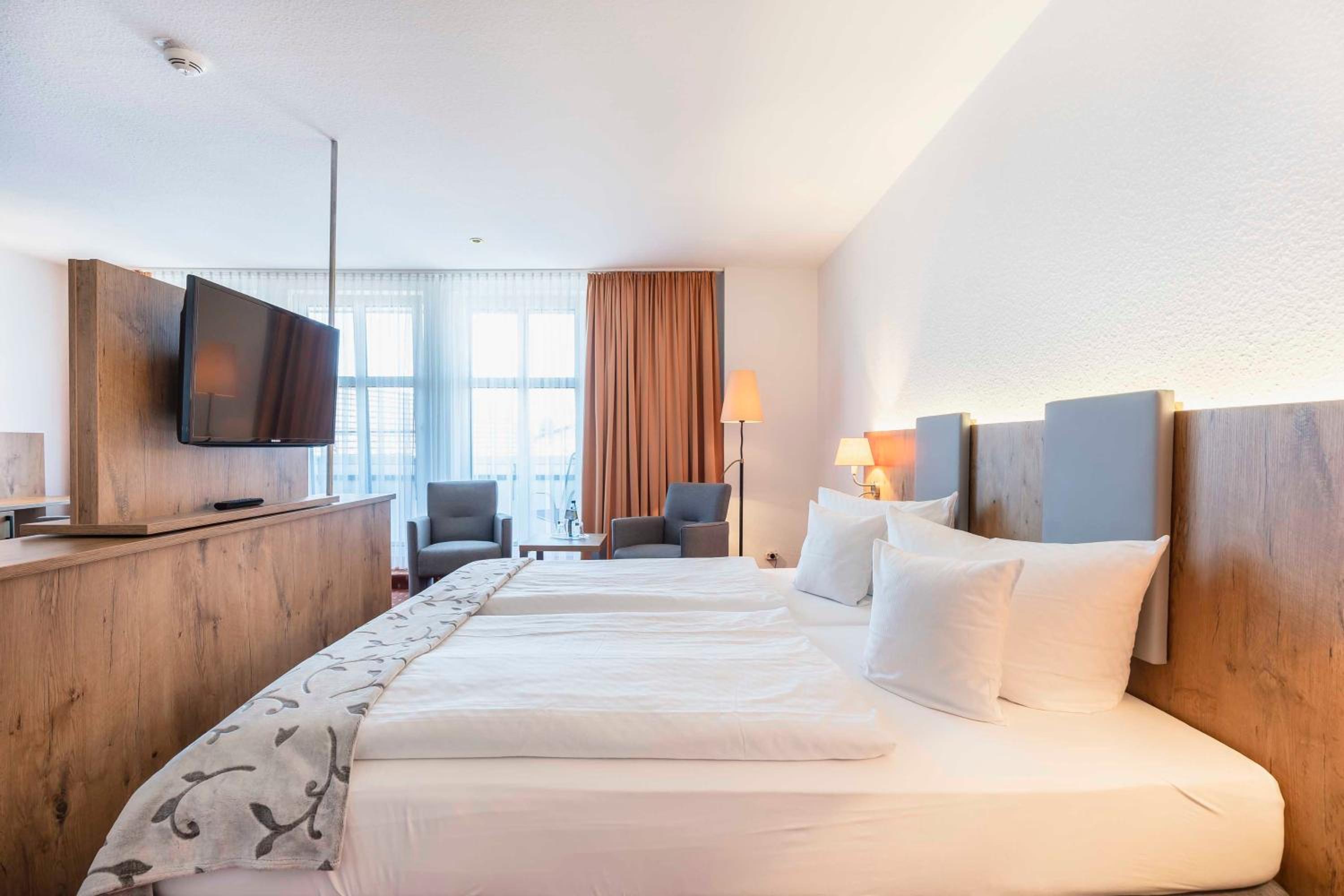 Business Double Room - no elevator and streetview photo 3