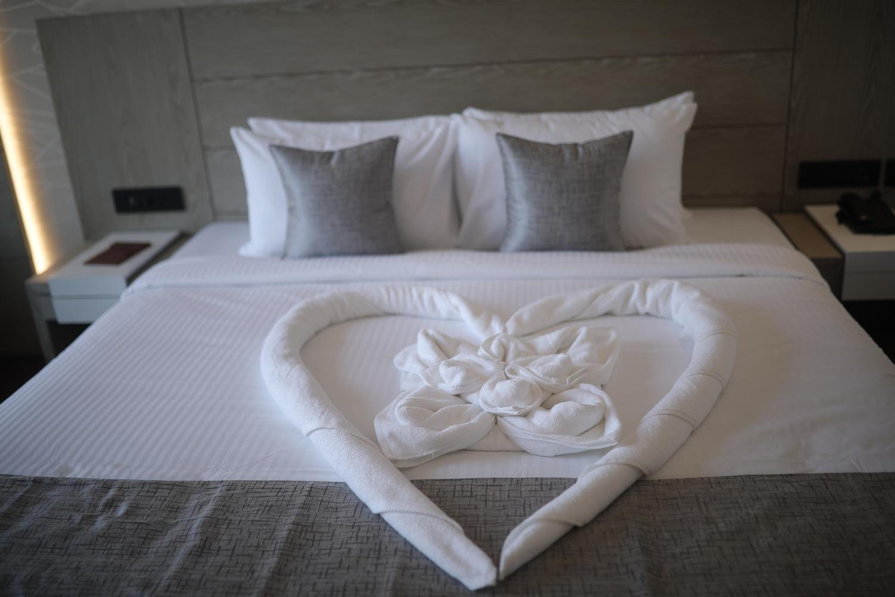 Deluxe Double Room - Photo 11