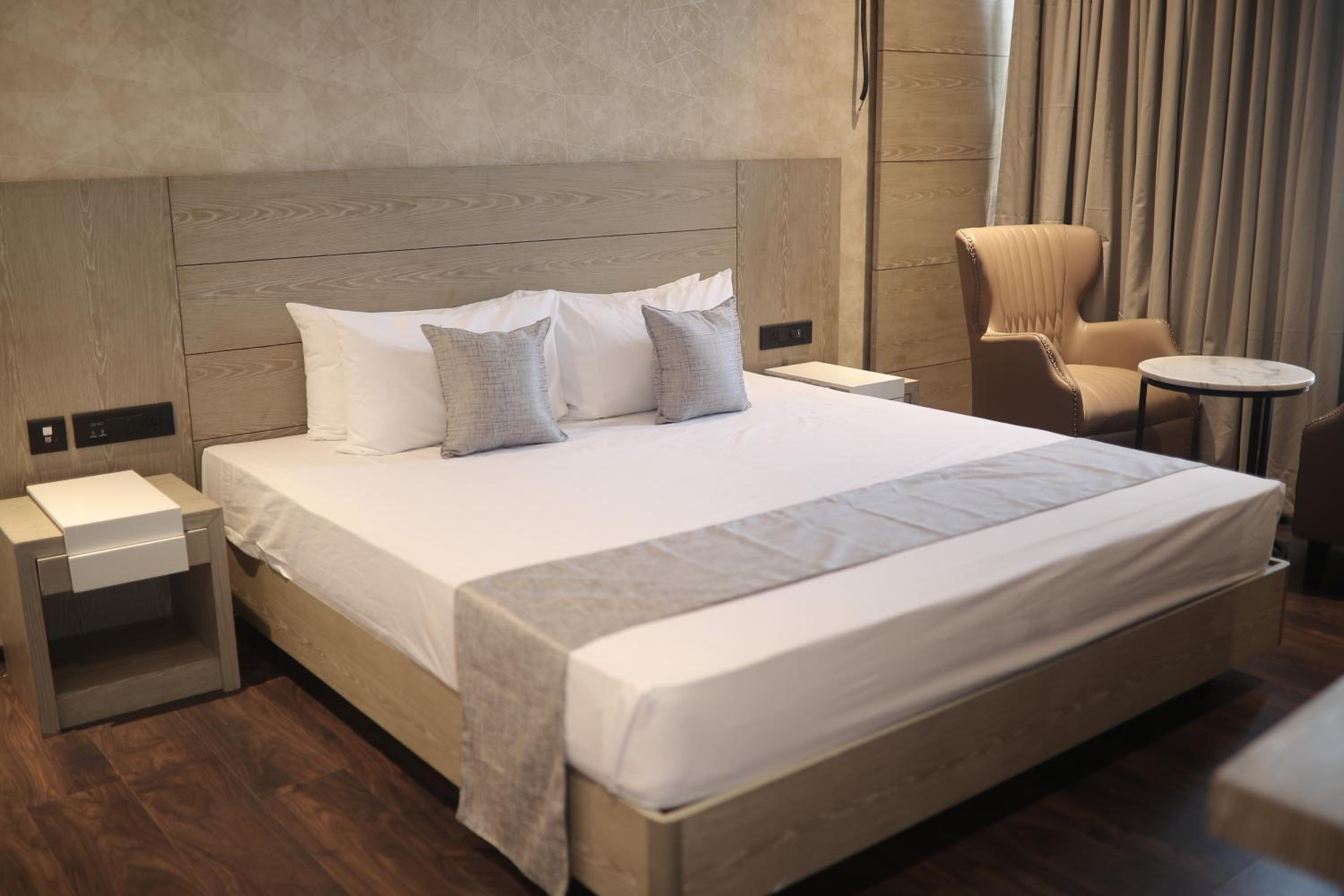 Deluxe Double Room - Photo 9