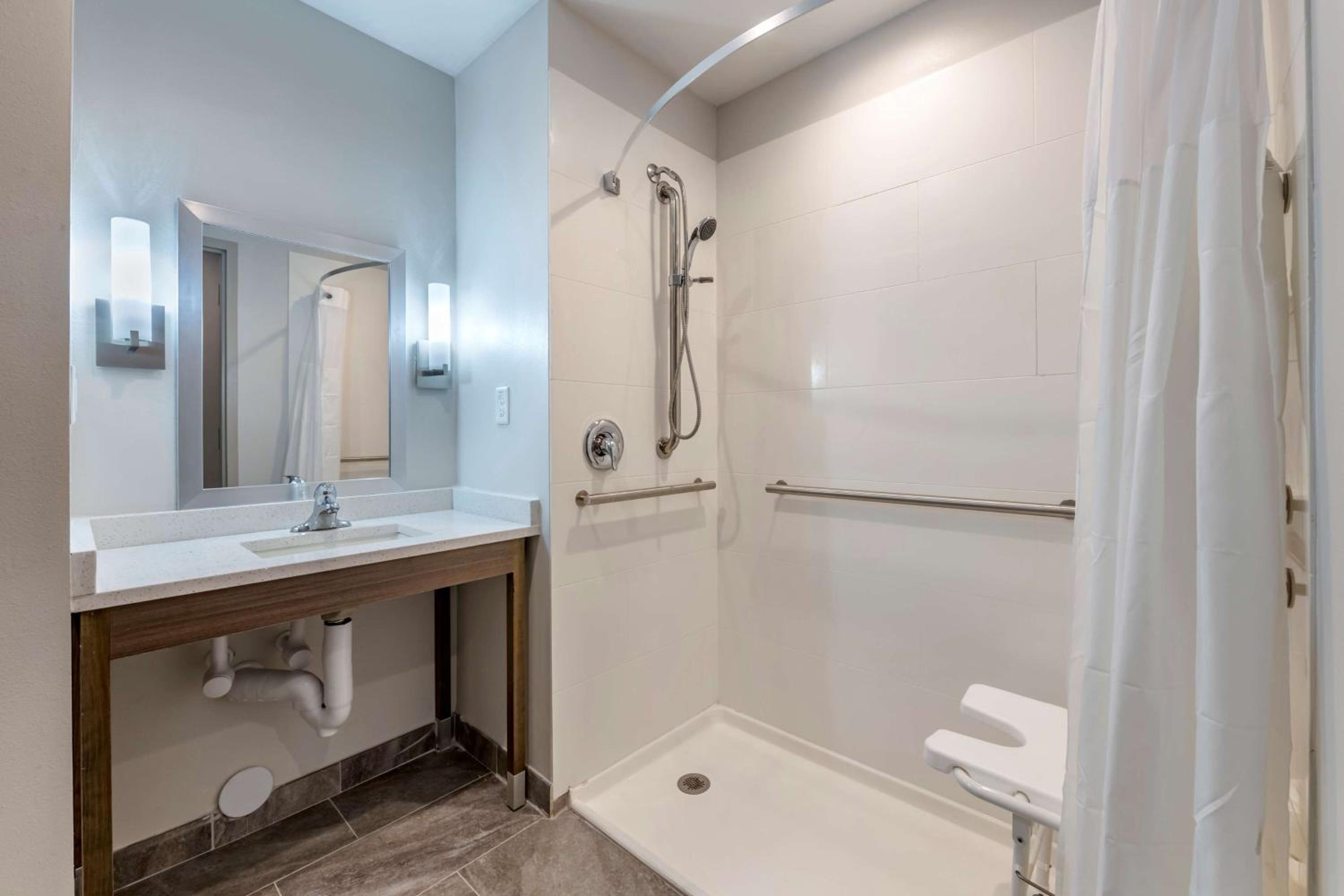 King Room with Roll-in Shower - Disability Access/Non-Smoking - Photo 4
