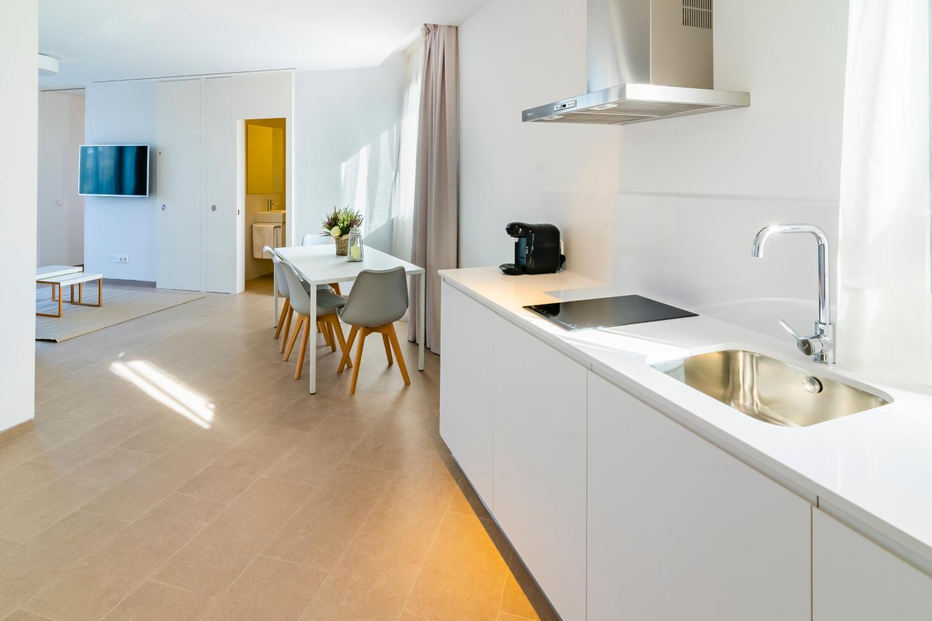 One-Bedroom Superior Apartment - Photo 3