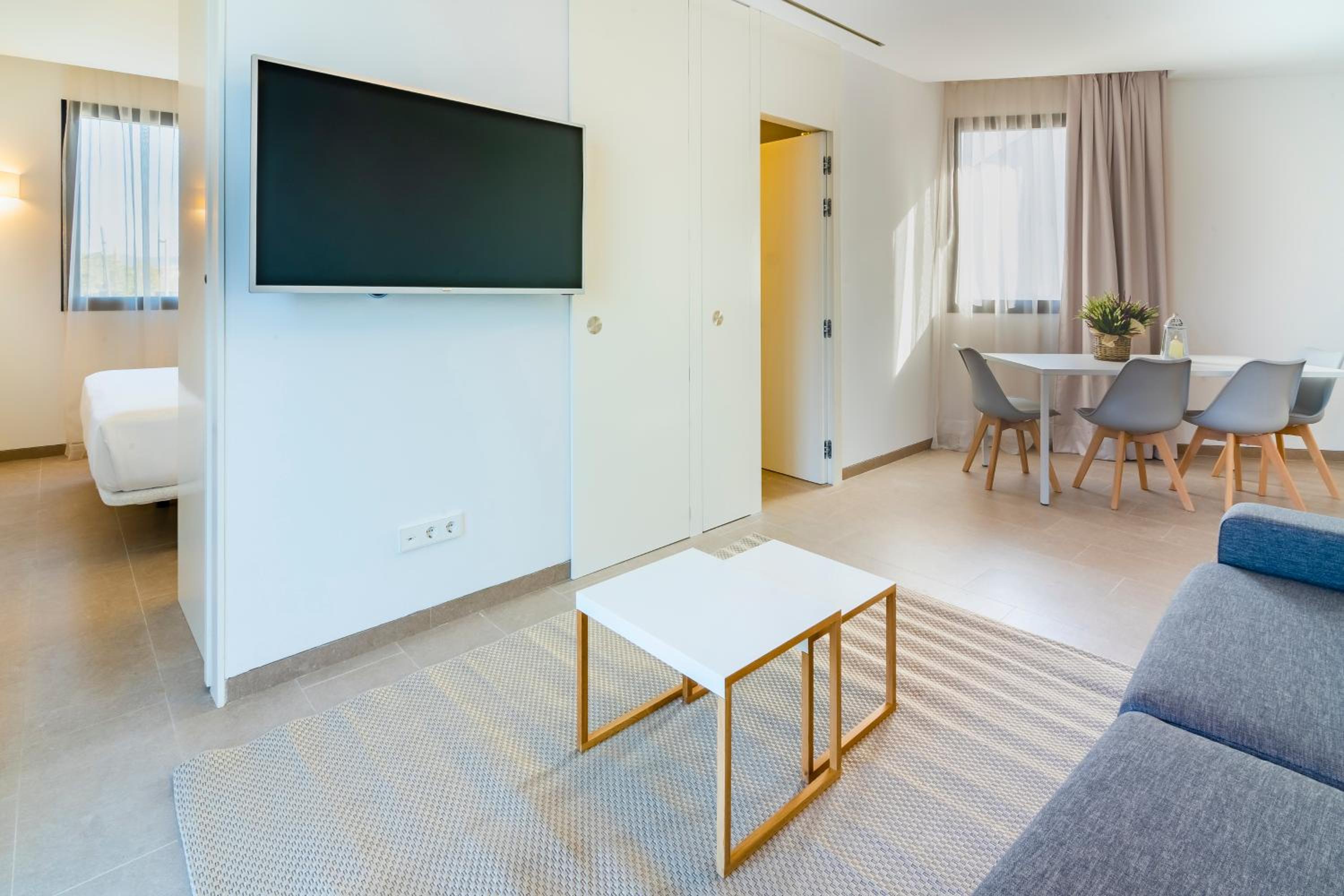 One-Bedroom Superior Apartment - Photo 4