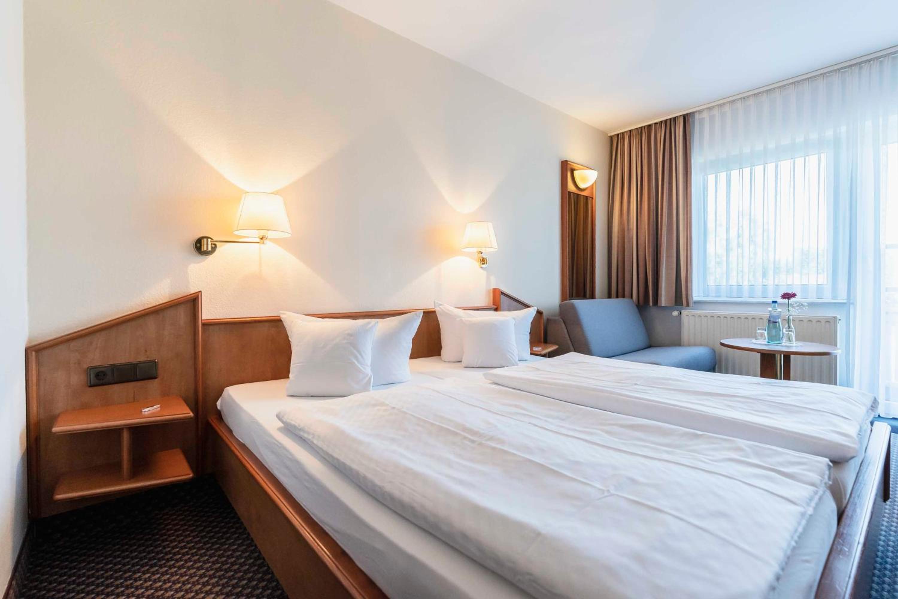 Double Room with Balcony - Photo 7