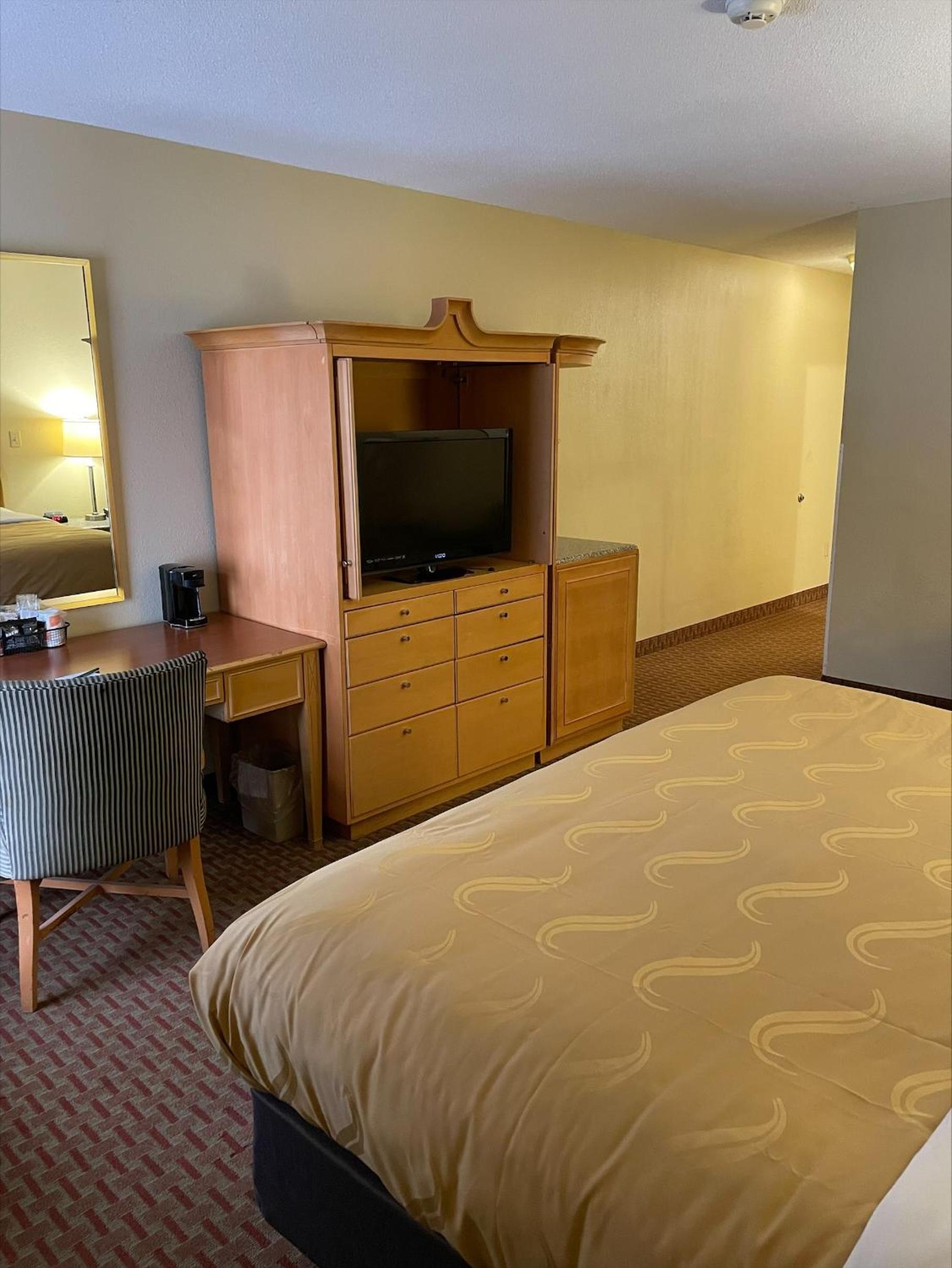 King Room - Accessible/Non-Smoking - Photo 6