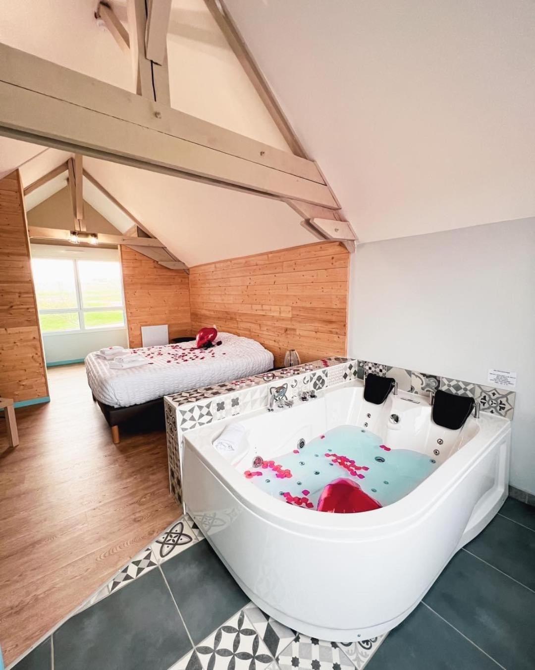 Deluxe Double Room with Balcony - Photo 5