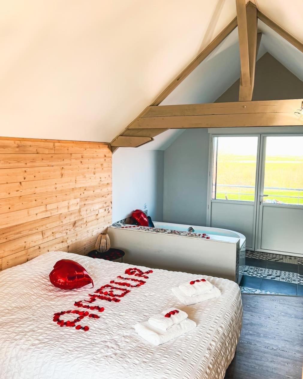 Deluxe Double Room with Balcony - Photo 4