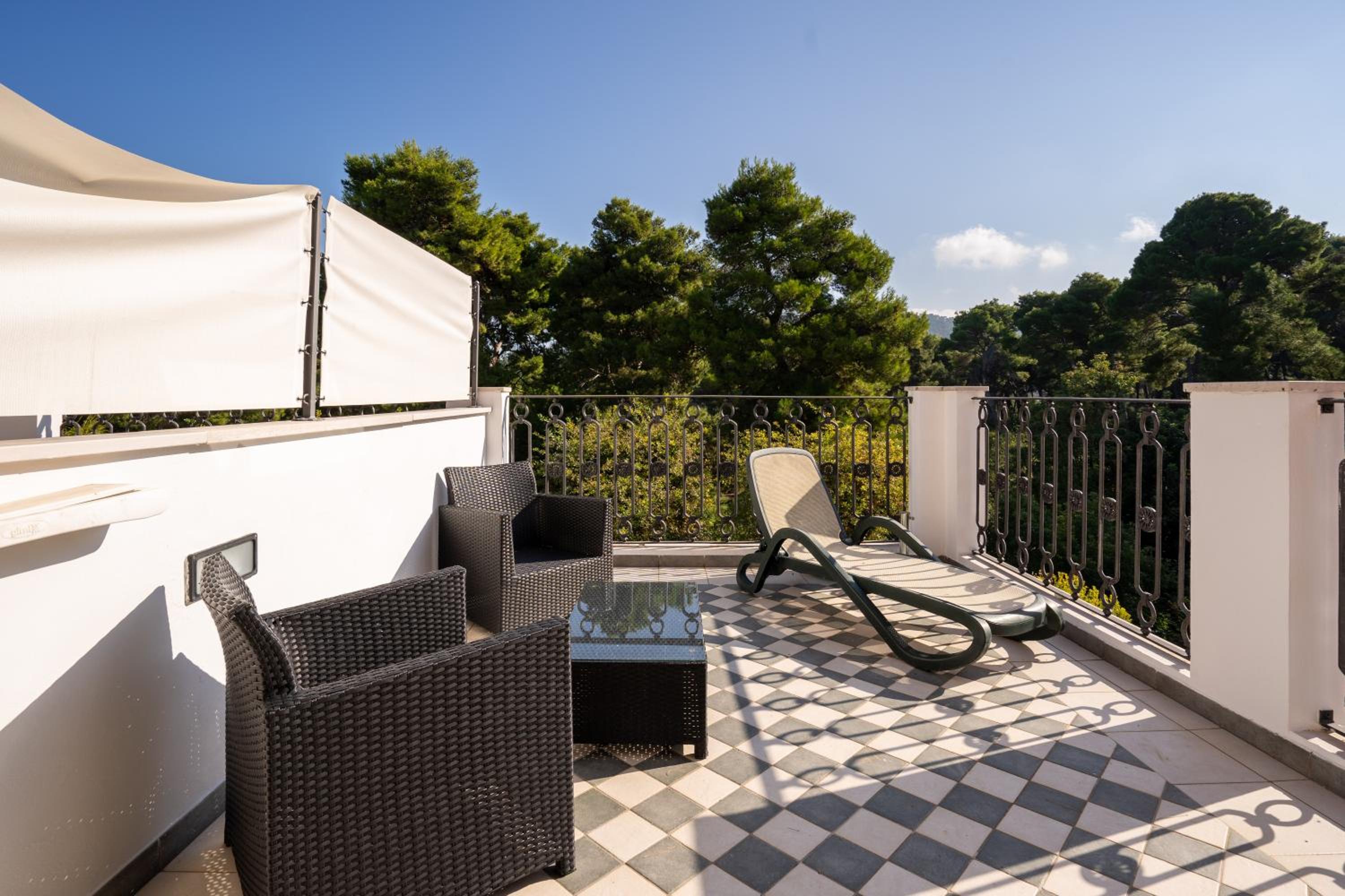 Double or Twin Room with Terrace - Photo 5