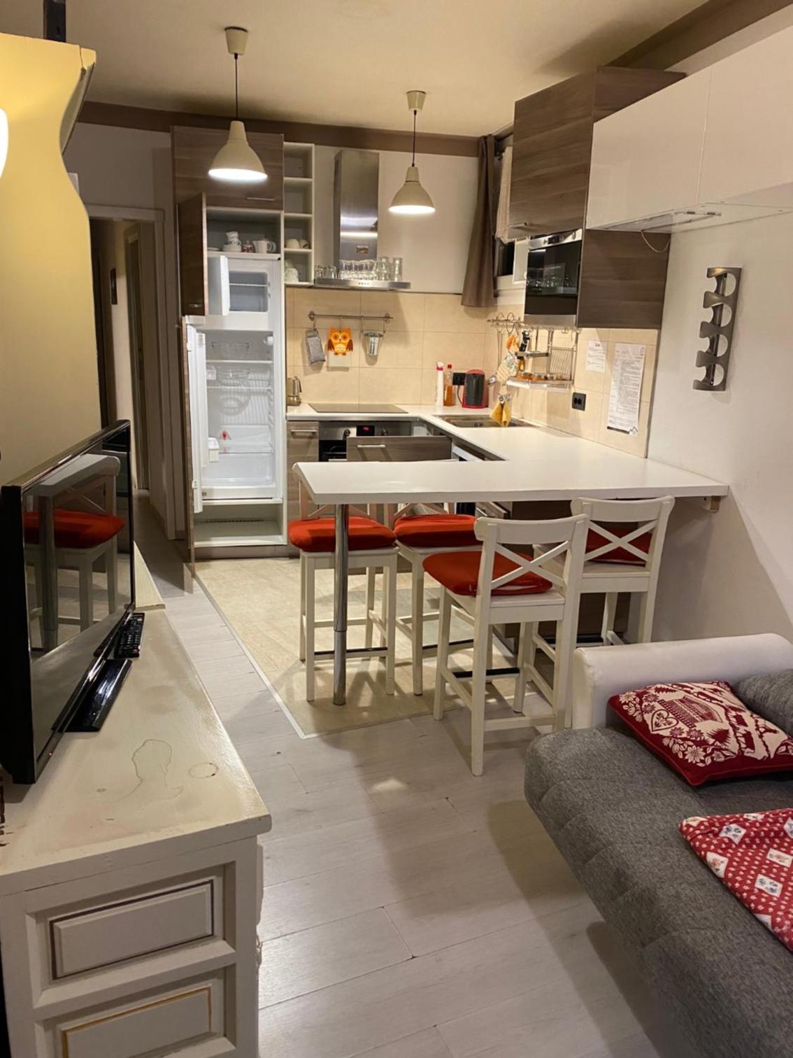 Standard Two-Bedroom Apartment - Basement photo 2