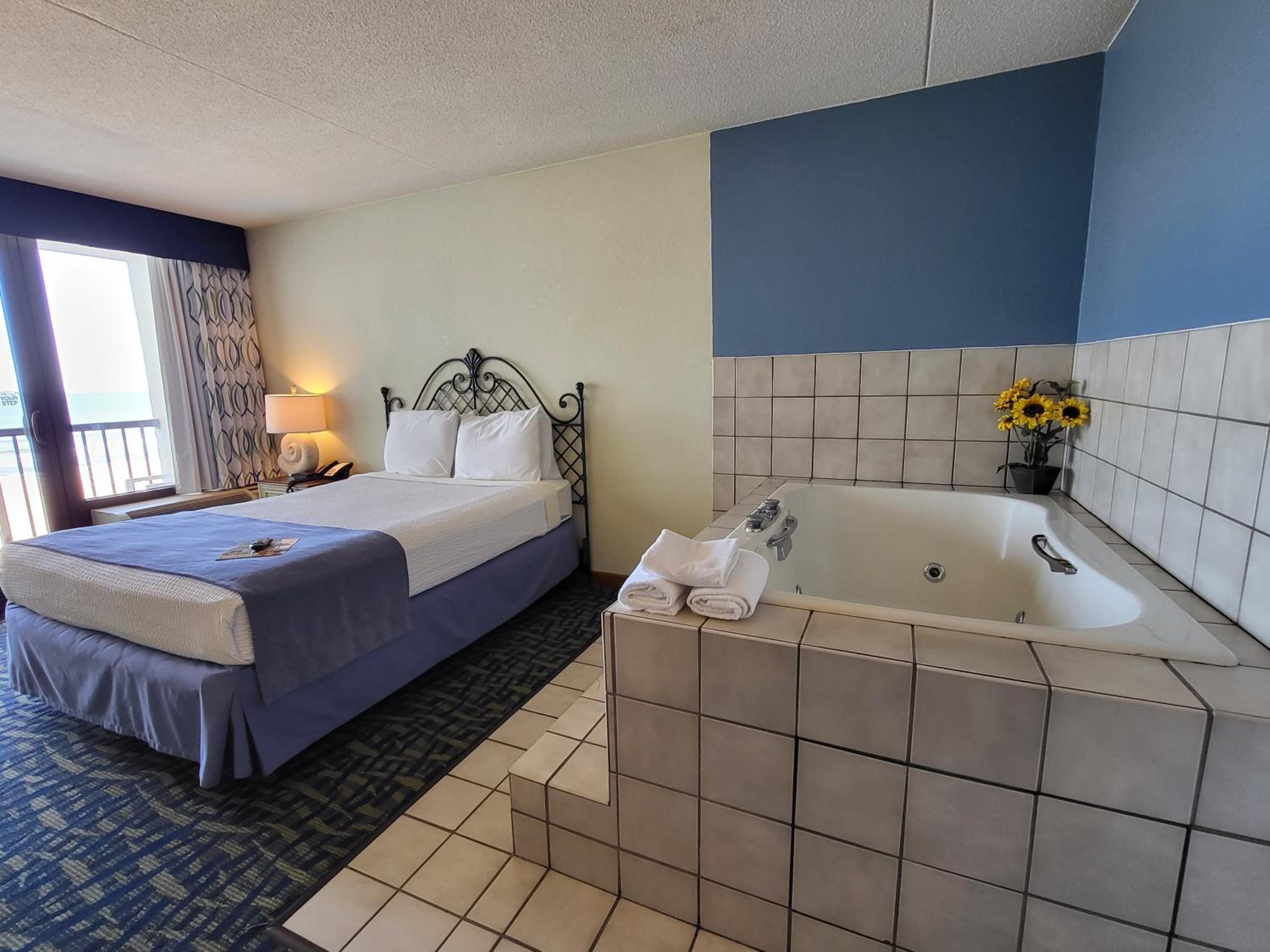  Deluxe Queen room Jetted tub next to bed - Oceanfront - Private Balcony